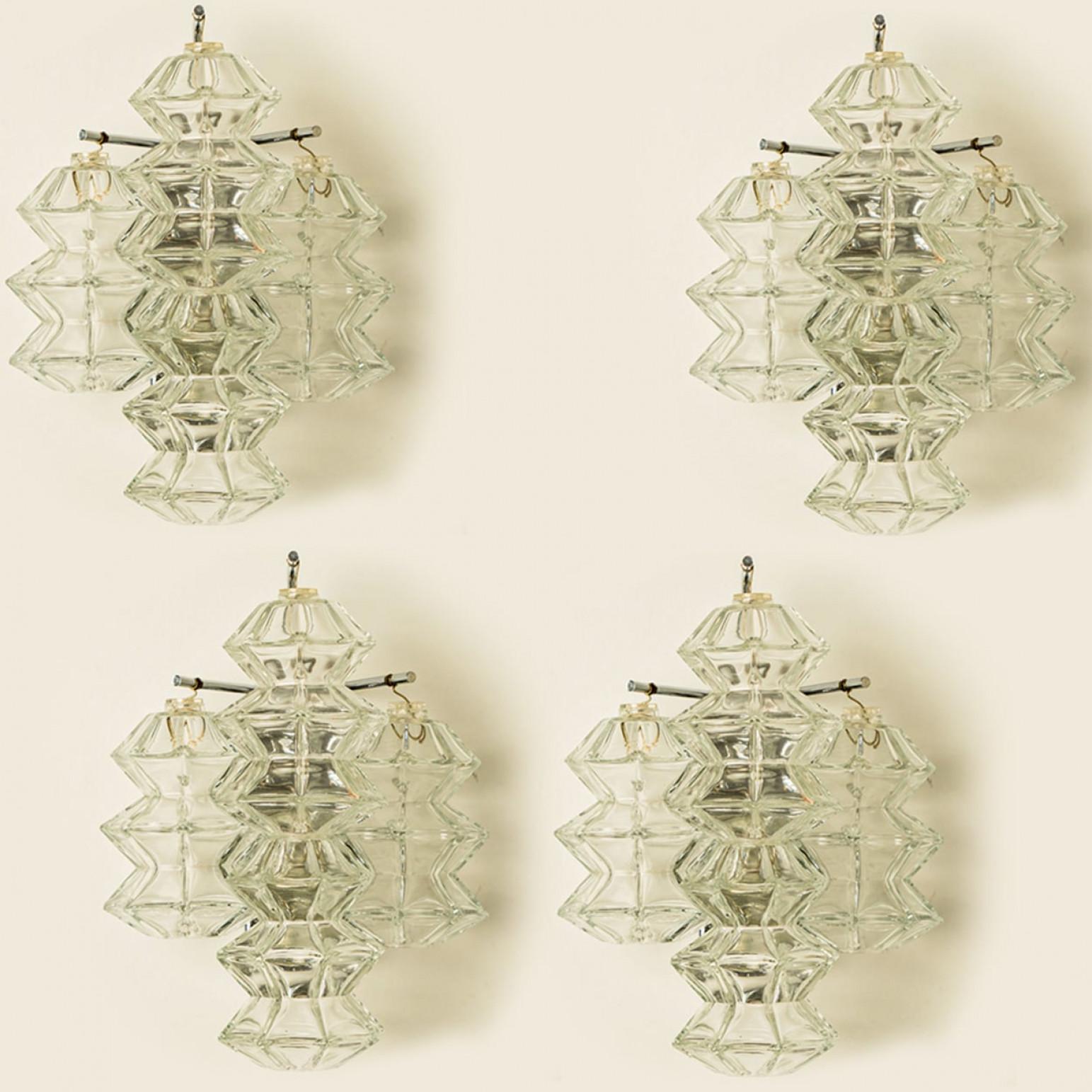 Plusieurs appliques Pagoda en chrome et verre de Kalmar Lighting, Vienne 1969 en vente 6