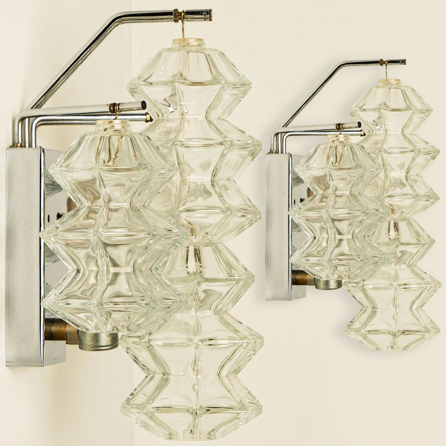 Plusieurs appliques Pagoda en chrome et verre de Kalmar Lighting, Vienne 1969 en vente 7
