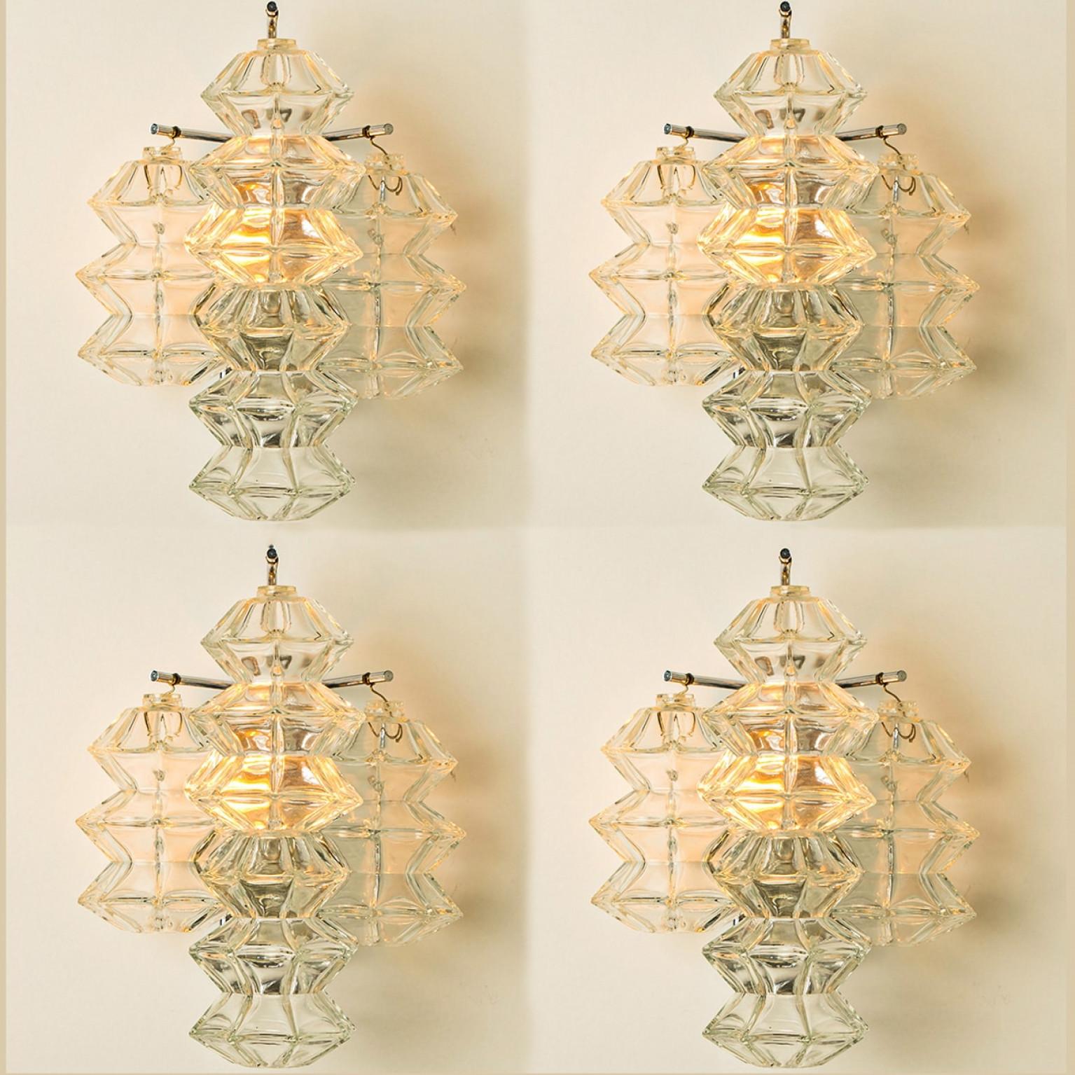 Apliques Pagoda vintage de cromo y cristal de Kalmar, de mediados del siglo XX, circa 1969, Austria Viena.

Cada candelabro muestra 3 excepcionales cristales en forma de pagoda montados en un marco cromado.

En excelente estado vintage tanto el