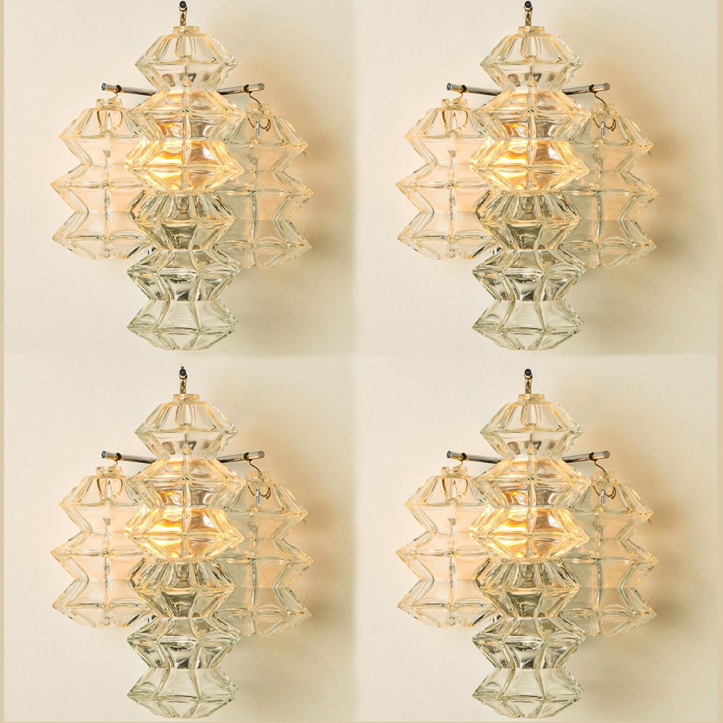 Apliques Pagoda vintage de cromo y cristal de Kalmar, de mediados del siglo XX, circa 1969, Austria Viena.

Cada candelabro muestra 3 excepcionales cristales en forma de pagoda montados en un marco cromado.

En excelente estado vintage tanto el