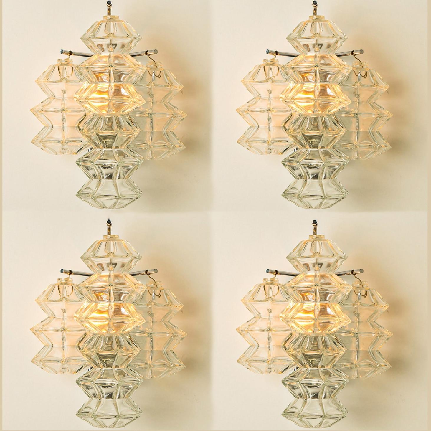 Apliques Pagoda vintage de cromo y cristal de Kalmar, de mediados del siglo XX, circa 1969, Austria Viena.

Cada candelabro muestra 3 excepcionales cristales en forma de pagoda montados en un marco cromado.

En excelente estado vintage tanto el