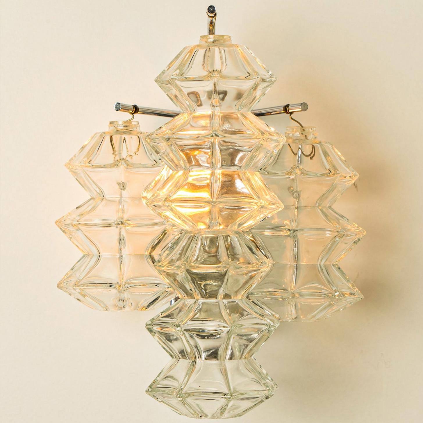 Diverse lampade a parete Pagoda cromate e in vetro di Kalmar, Vienna 1969 In condizioni buone in vendita a Rijssen, NL