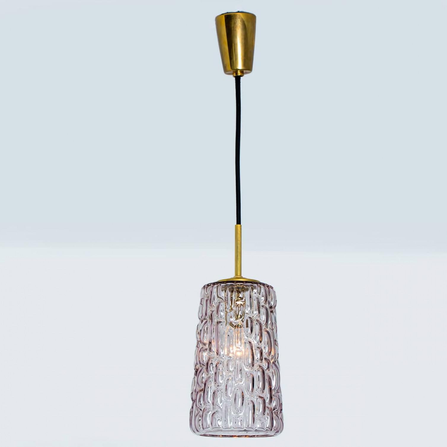 Varias lámparas colgantes de cristal morado al estilo de Kalmar, años 50 en venta 3