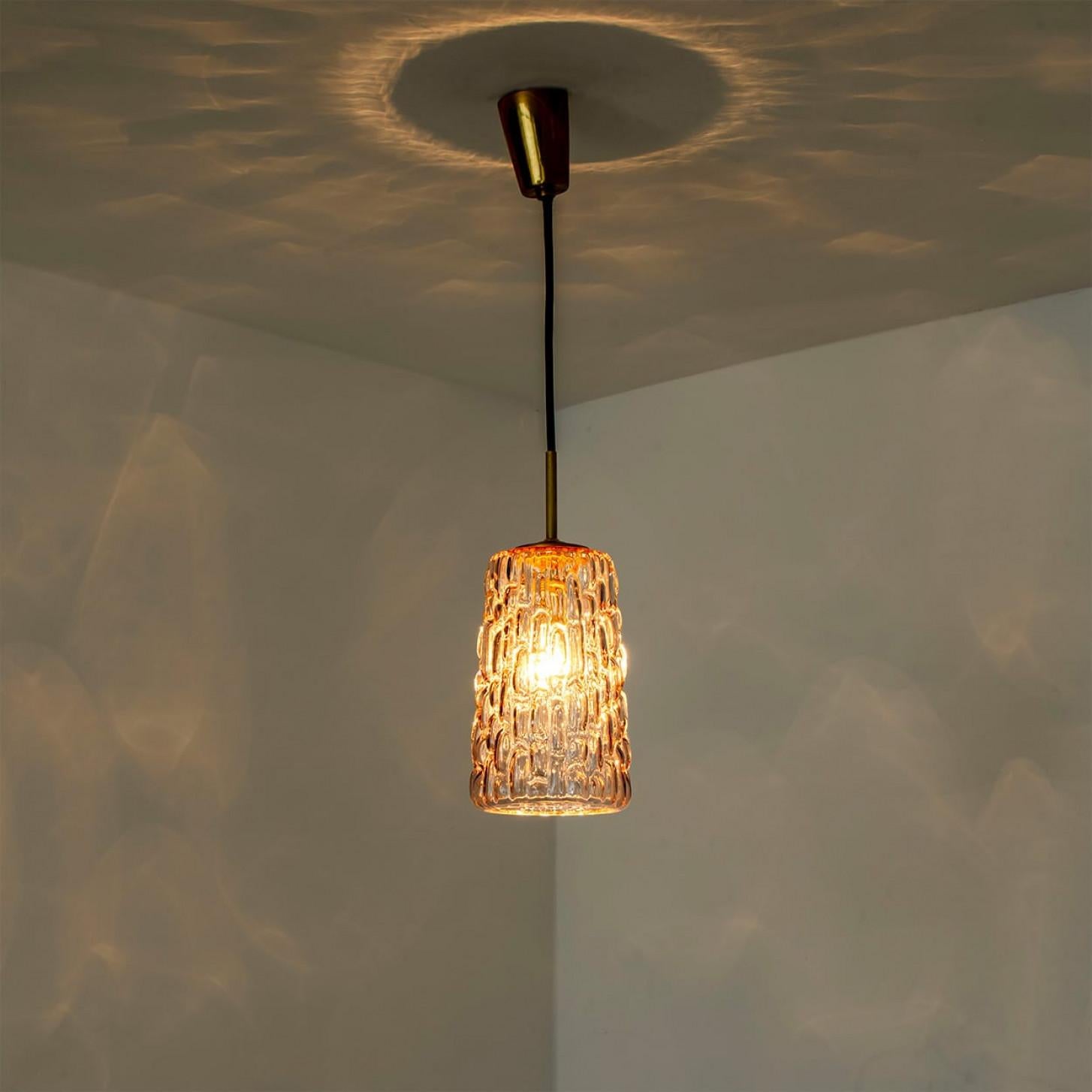 Varias lámparas colgantes de cristal morado al estilo de Kalmar, años 50 en venta 5