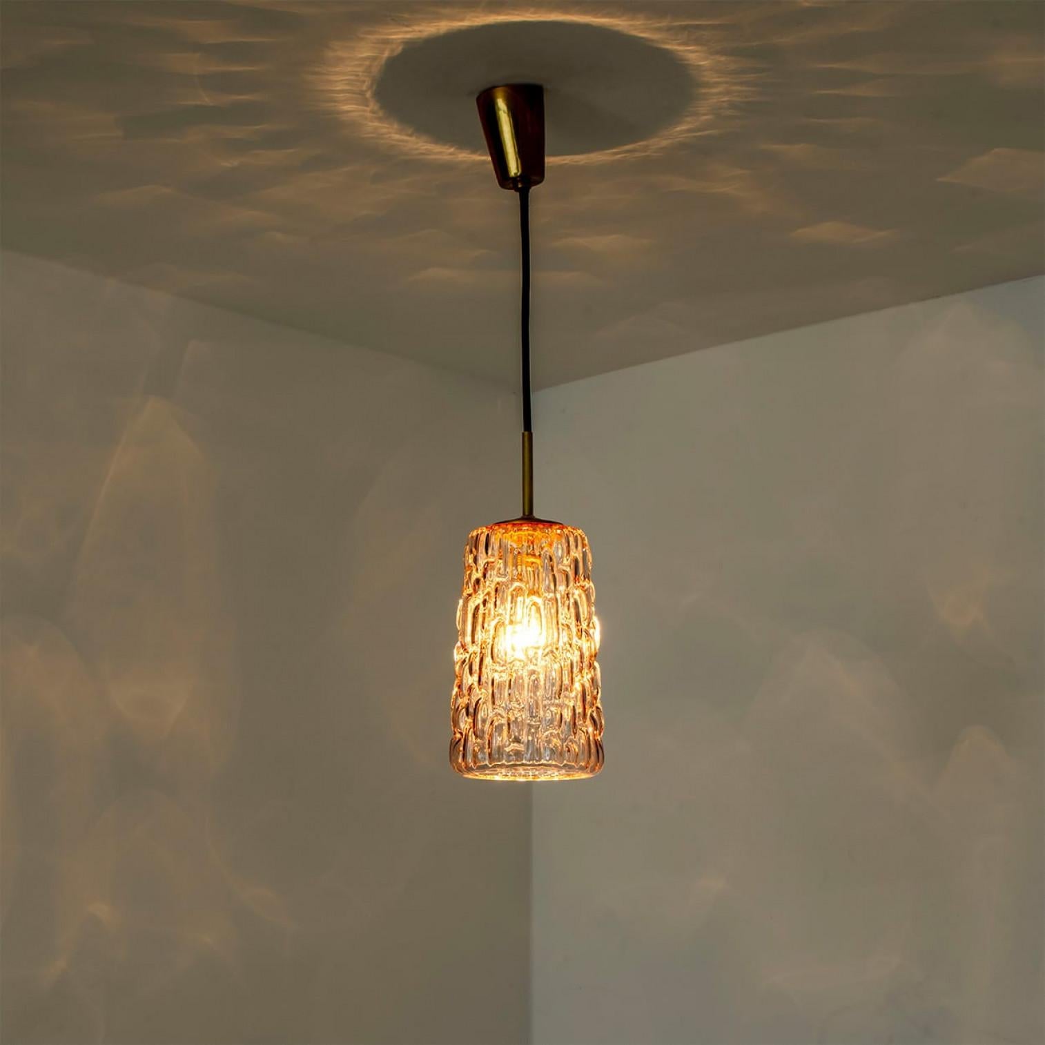Varias lámparas colgantes de cristal morado al estilo de Kalmar, años 50 en venta 5