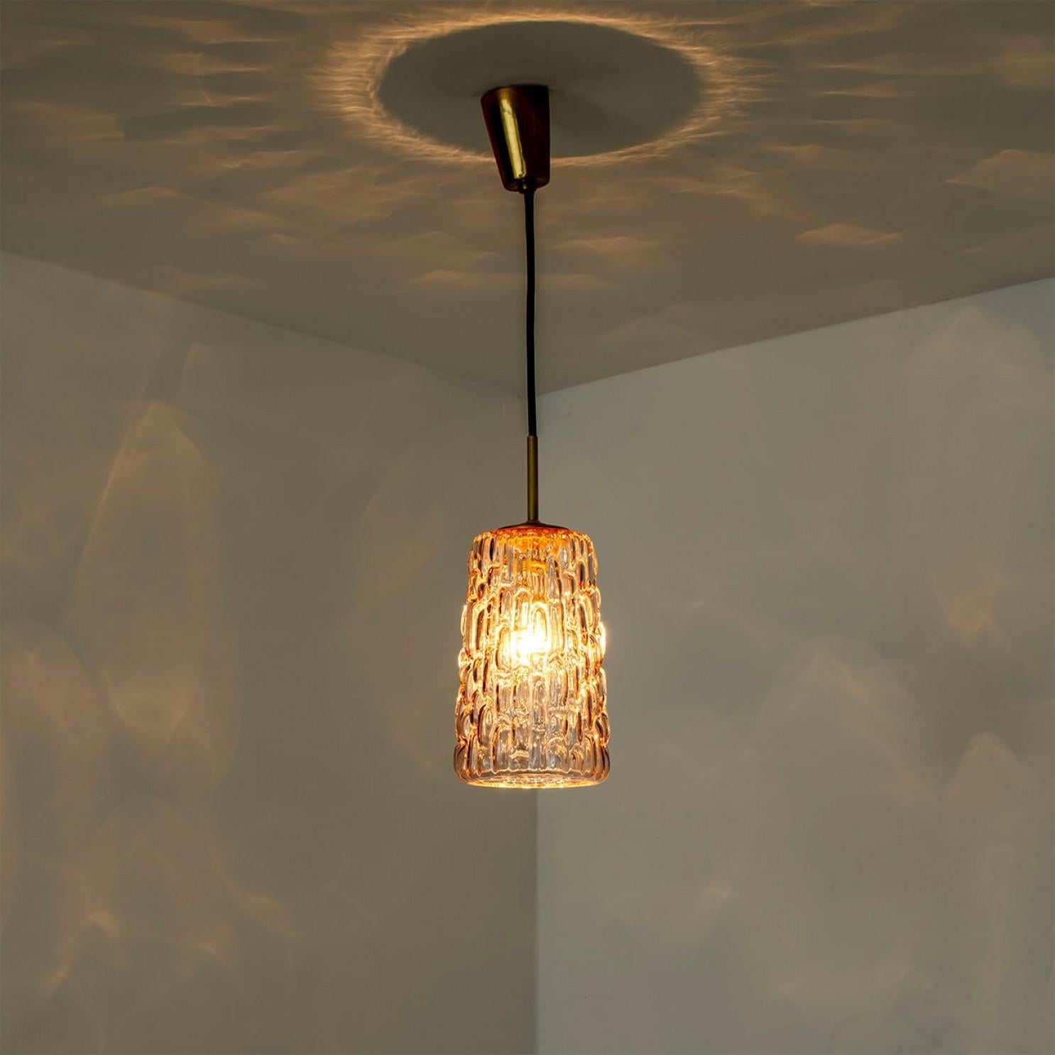 Varias lámparas colgantes de cristal morado al estilo de Kalmar, años 50 en venta 6