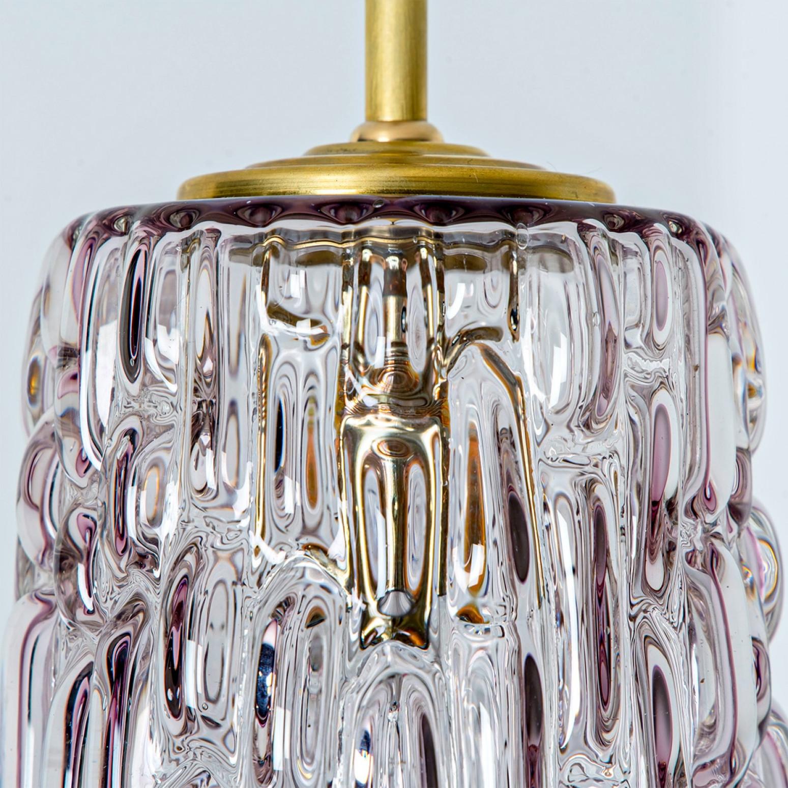 Varias lámparas colgantes de cristal morado diseñadas al estilo de Kalmar, fabricadas en Austria en la década de 1950.

En excelente estado. Limpio y bien cableado, en pleno funcionamiento y listo para usar. Las luces se pueden desmontar y las