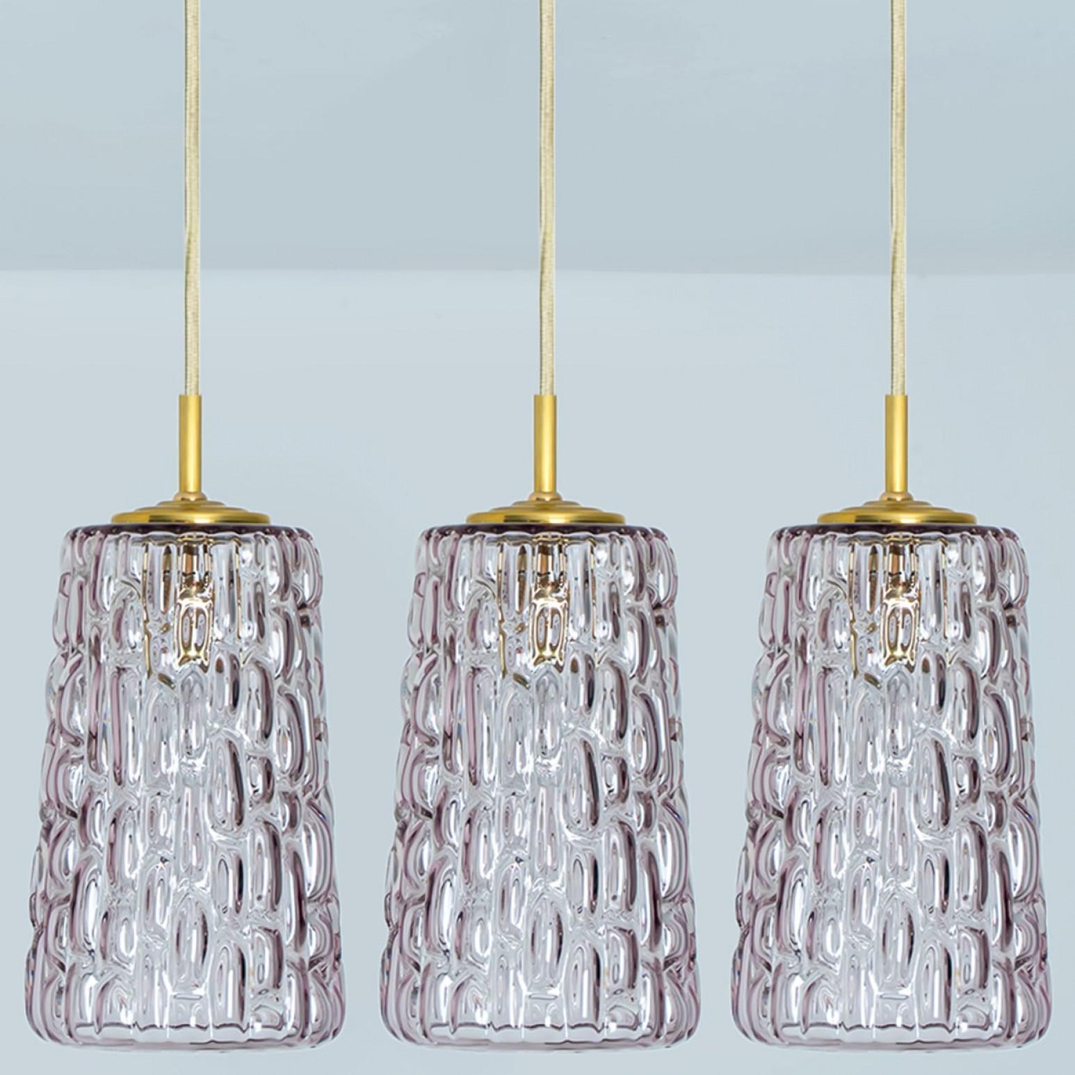 Diverse lampade a sospensione in vetro viola disegnate nello stile di Kalmar, prodotto in Austria negli anni Cinquanta.

In ottime condizioni. Pulito e ben cablato, perfettamente funzionante e pronto all'uso. Le luci possono essere smontate e i