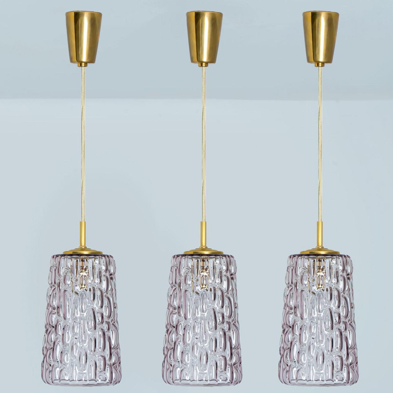 Varias lámparas colgantes de cristal morado al estilo de Kalmar, años 50 en Bueno estado para la venta en Rijssen, NL