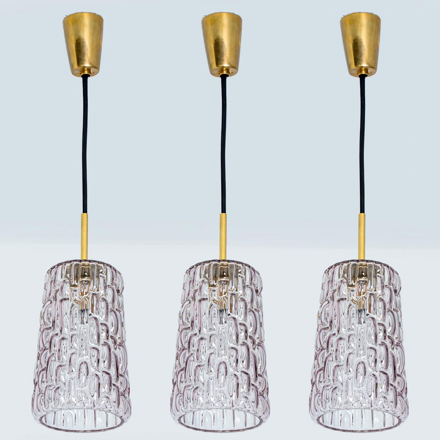 Varias lámparas colgantes de cristal morado al estilo de Kalmar, años 50 siglo XX en venta