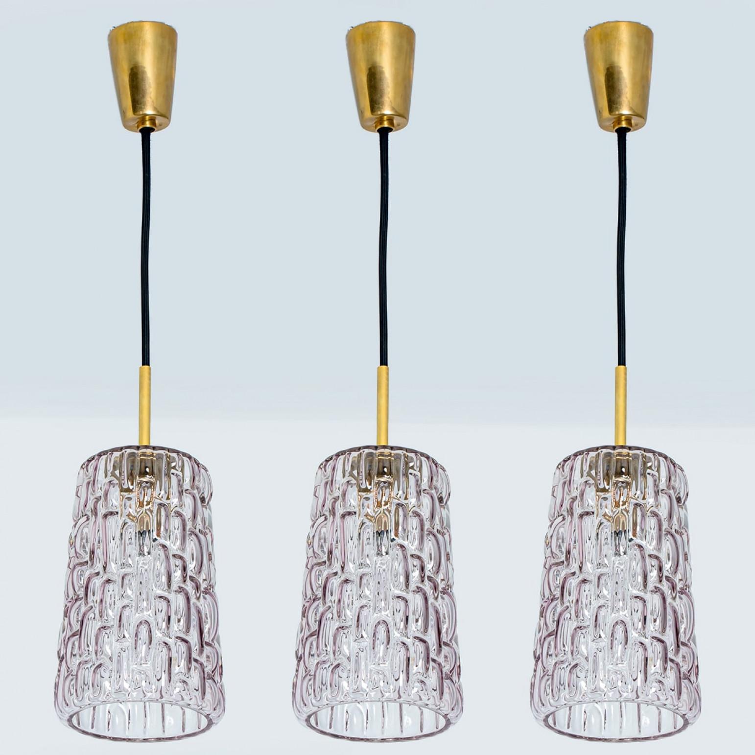 Varias lámparas colgantes de cristal morado al estilo de Kalmar, años 50 siglo XX en venta