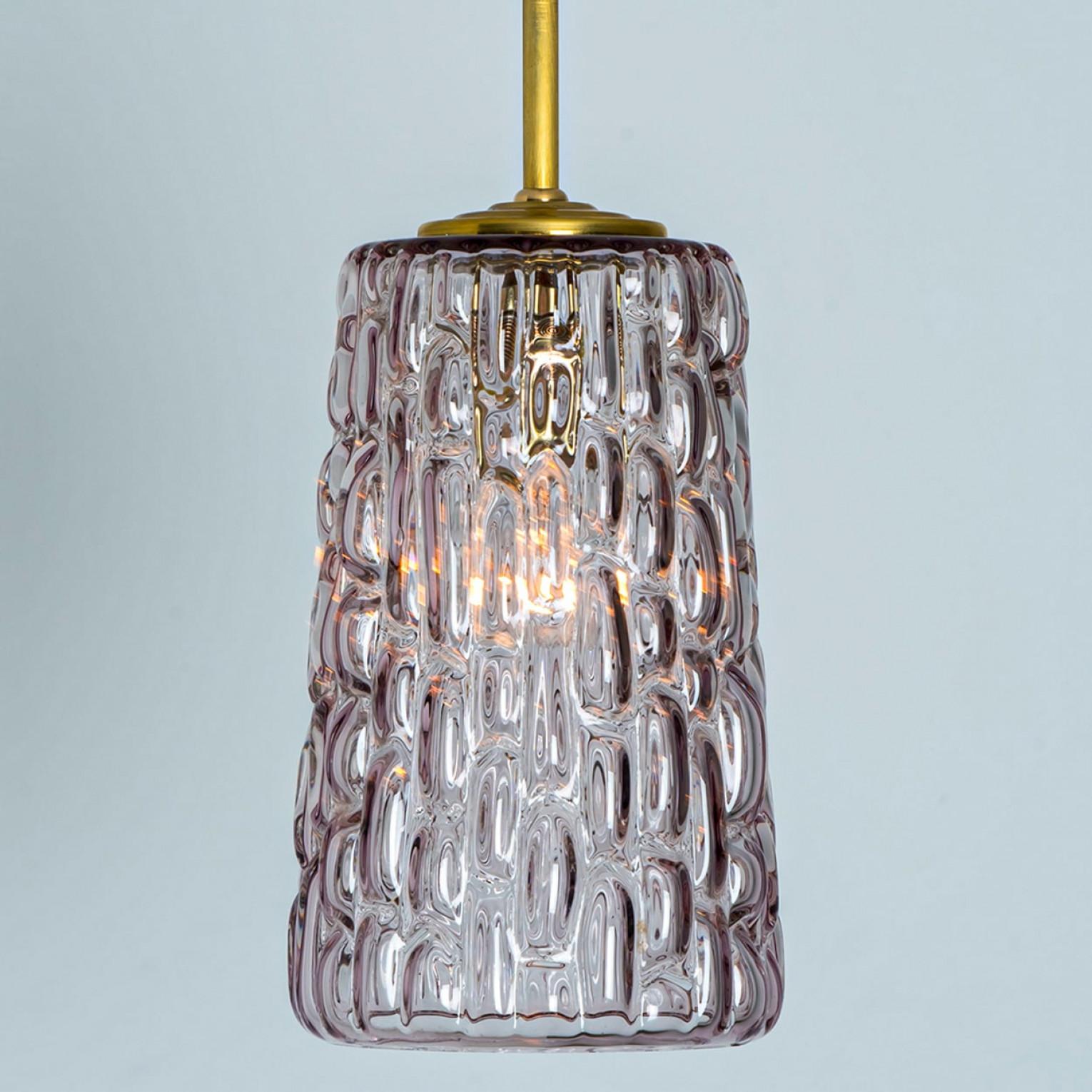 Varias lámparas colgantes de cristal morado al estilo de Kalmar, años 50 Latón en venta