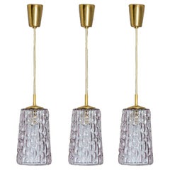 Varias lámparas colgantes de cristal morado al estilo de Kalmar, años 50