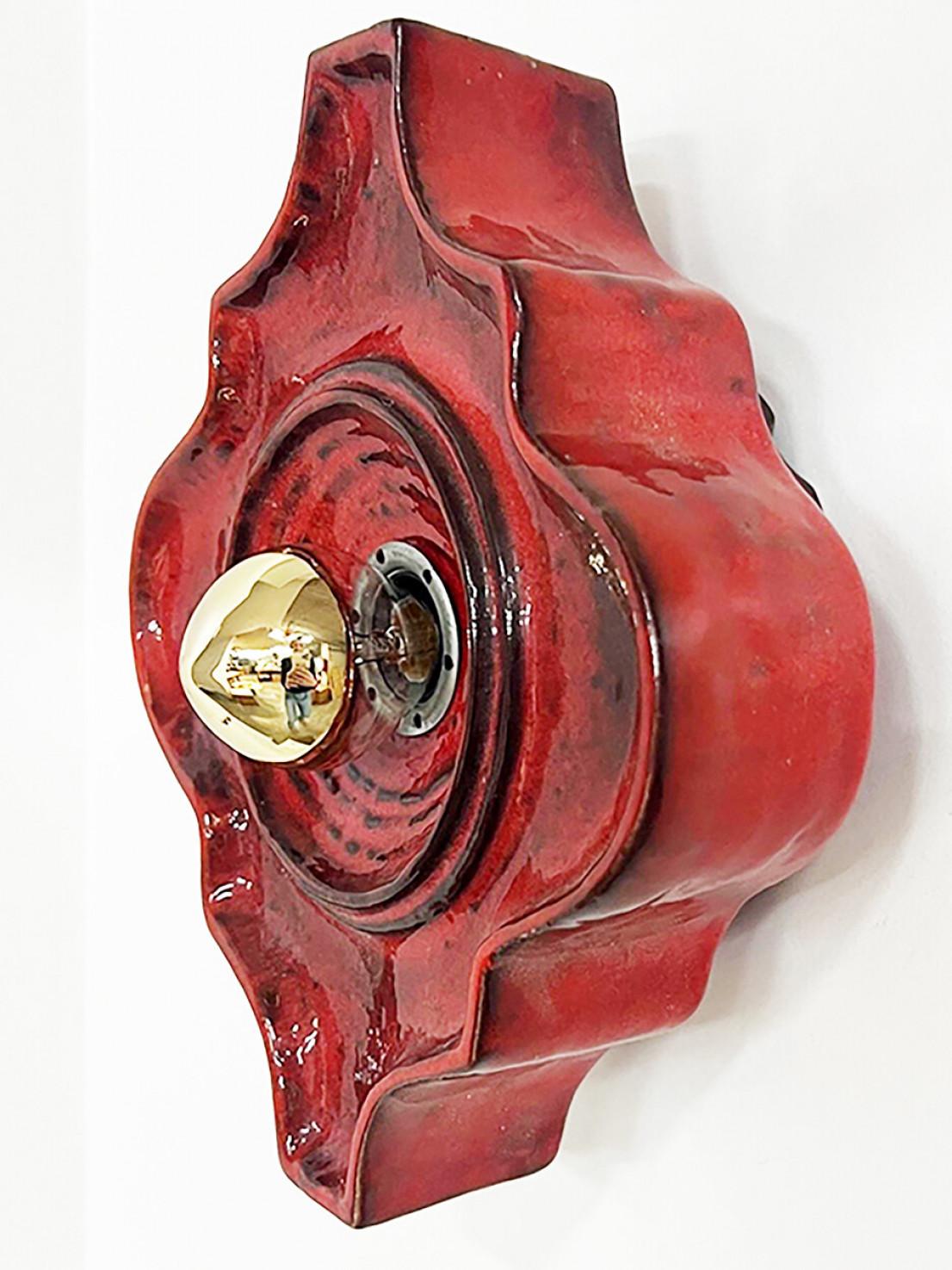 Plusieurs lampes murales mixtes de tonalité rouge en céramique émaillée, 1970 en vente 8