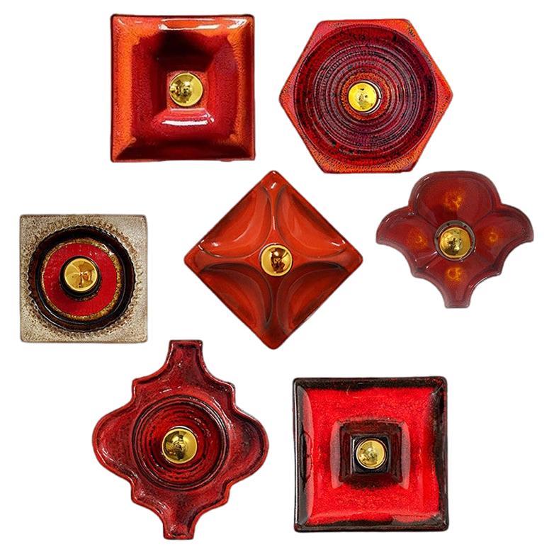 Varios apliques mixtos de cerámica vidriada en tonos rojos, 1970
