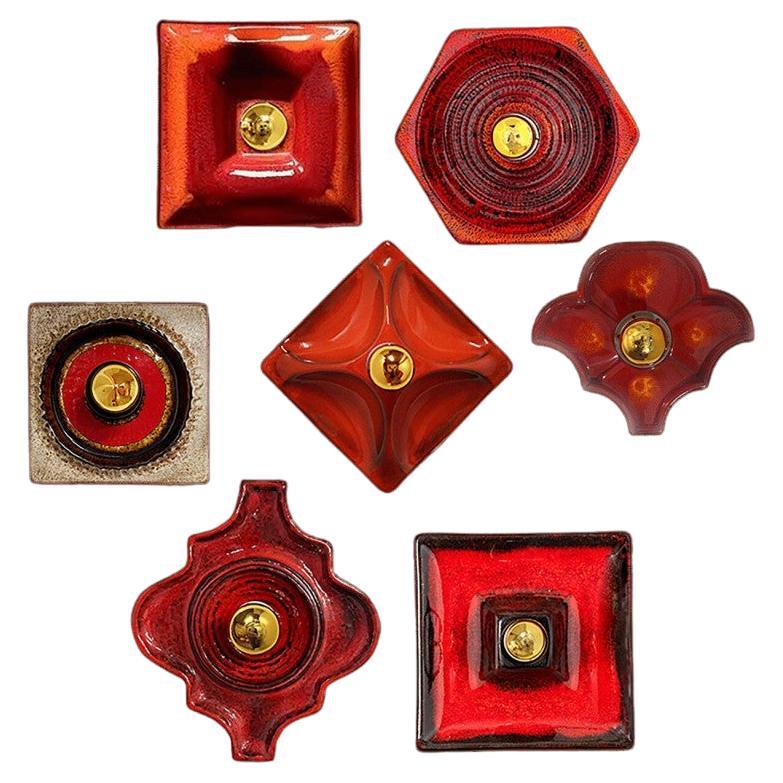 Varios apliques mixtos de cerámica vidriada en tonos rojos, 1970