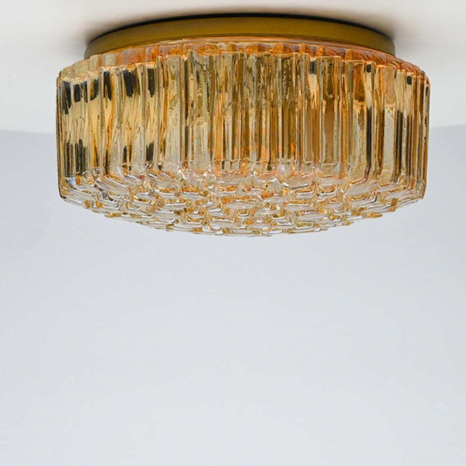 Mehrere runde Wandleuchten aus bernsteinfarbenem Strukturglas, Limburg, 1970 im Angebot 7