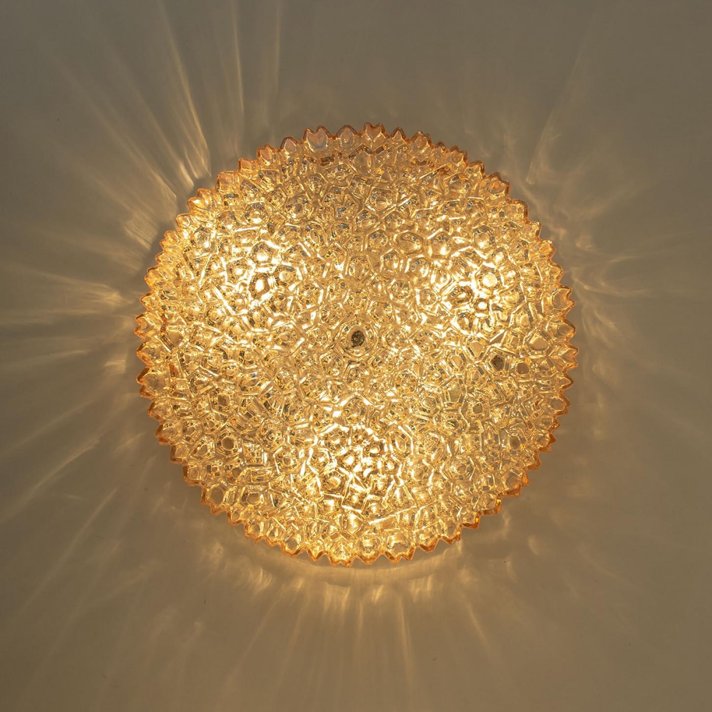 Mehrere runde Wandleuchten aus bernsteinfarbenem Strukturglas, Limburg, 1970 (Glas) im Angebot