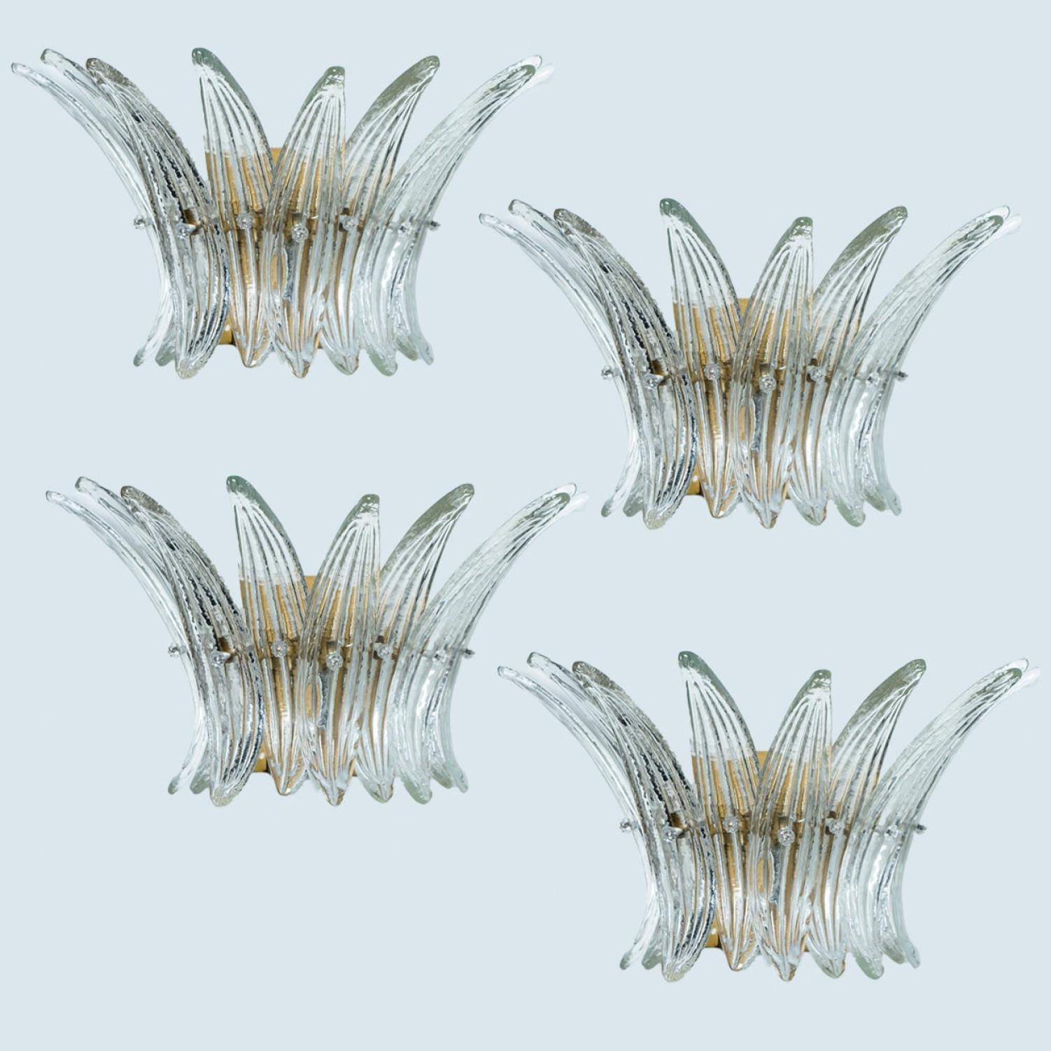Se diseñaron preciosos apliques de pared al estilo de Kalmar, con una base de latón y una cubierta rectangular de cristal opalino y transparente. La cubierta de cristal está formada por una capa de hermosas hojas de palmera unidas para crear un