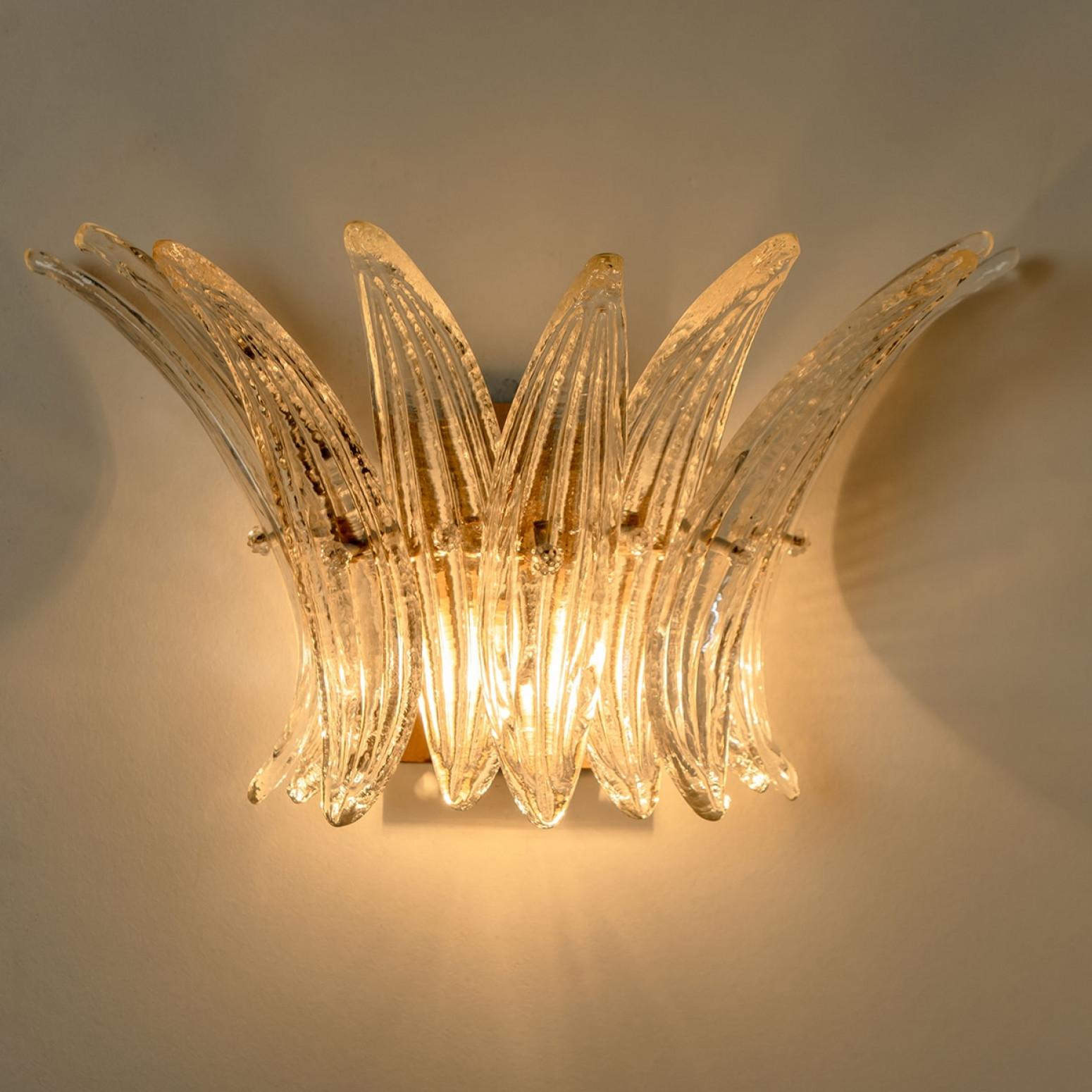 Varios apliques pequeños de palmetas de latón dorado estructurado, años 60, Kalmar en Bueno estado para la venta en Rijssen, NL