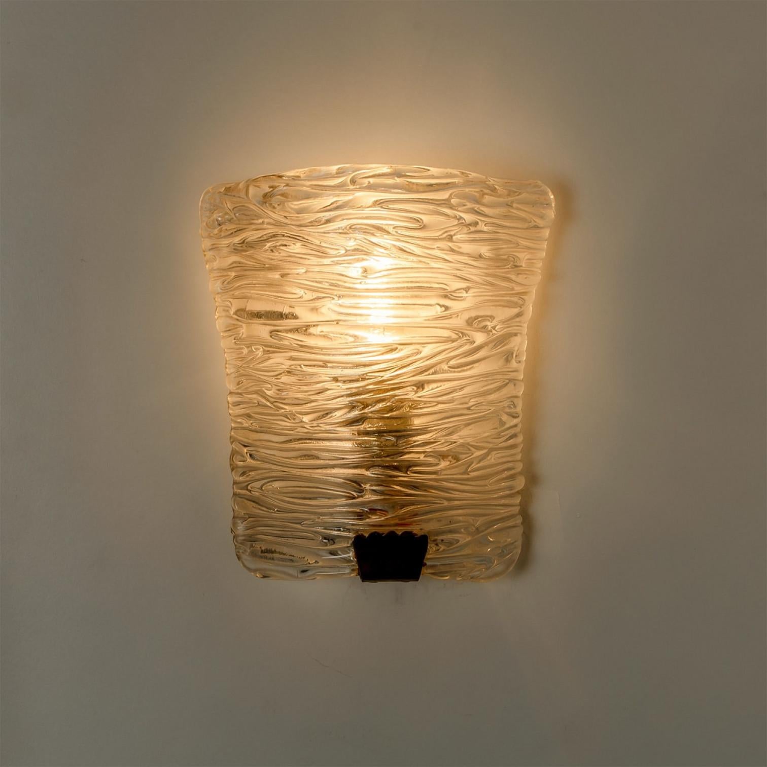Plusieurs lampes murales en verre massif et en laiton de J.T. Kalmar, 1960 en vente 10