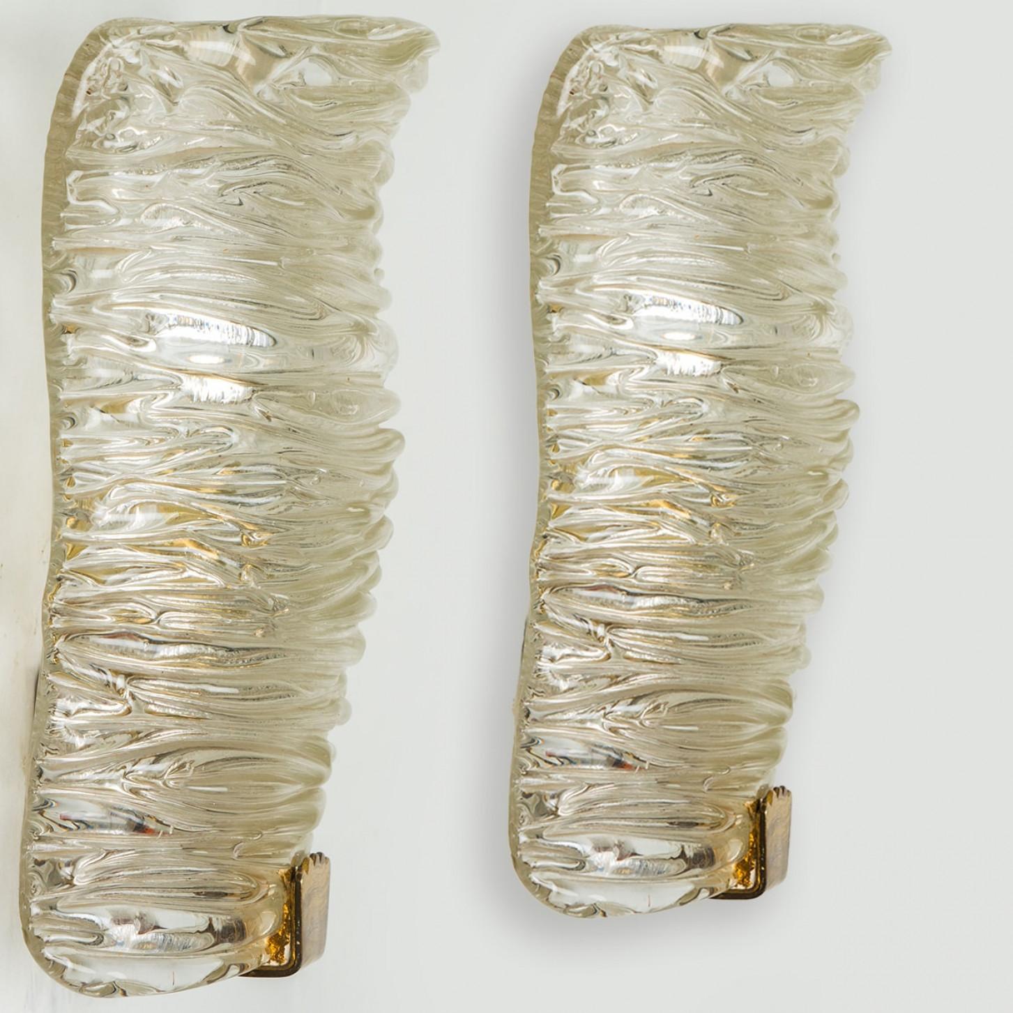 L'un des onze magnifiques luminaires de haute qualité fabriqués par Kalmar Leuchten, en Allemagne. Fabriqué au milieu du siècle dernier, en 1960.

Cette applique murale présente des lumières en verre texturé faites à la main sur une plaque arrière
