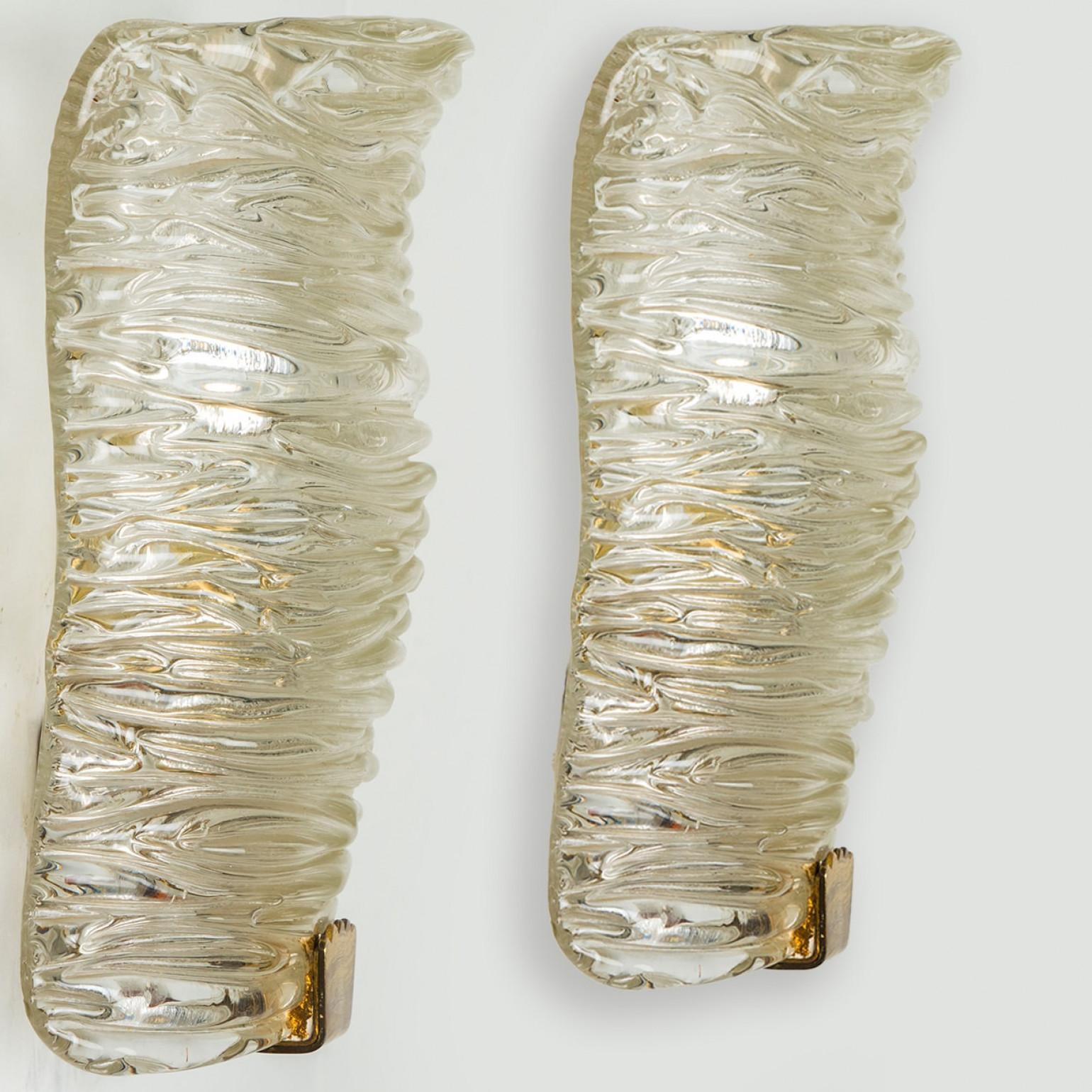 Una de las once preciosas luminarias de alta calidad fabricadas por Kalmar Leuchten, Alemania. Fabricado a mediados de siglo, 1960.

Este aplique tiene luces de cristal texturado hecho a mano sobre una placa trasera de latón. Las pantallas de