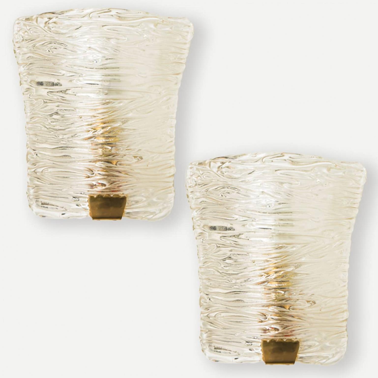 20ième siècle Plusieurs lampes murales en verre massif et en laiton de J.T. Kalmar, 1960 en vente
