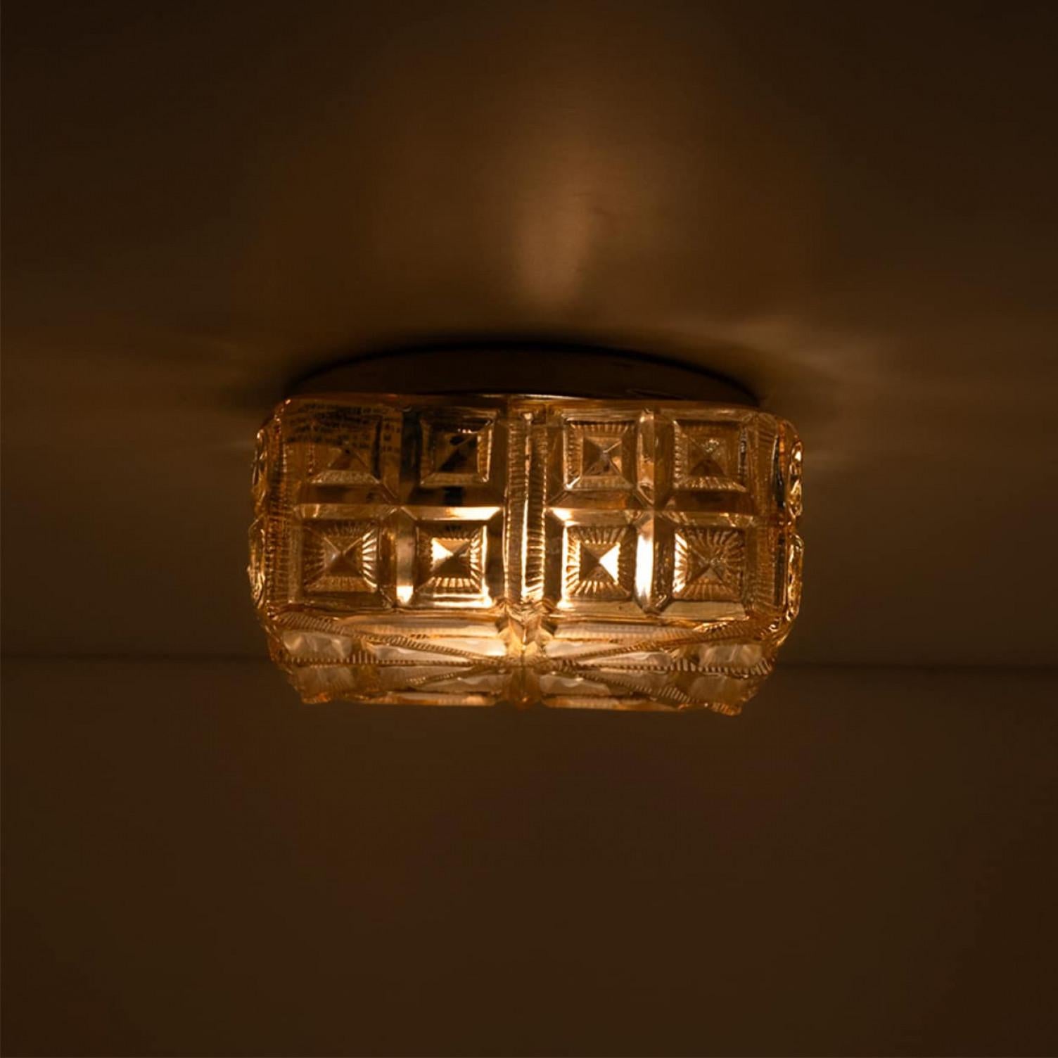 Plusieurs plafonniers carrés en verre ambré dans le style de Tynell, 1960 en vente 9