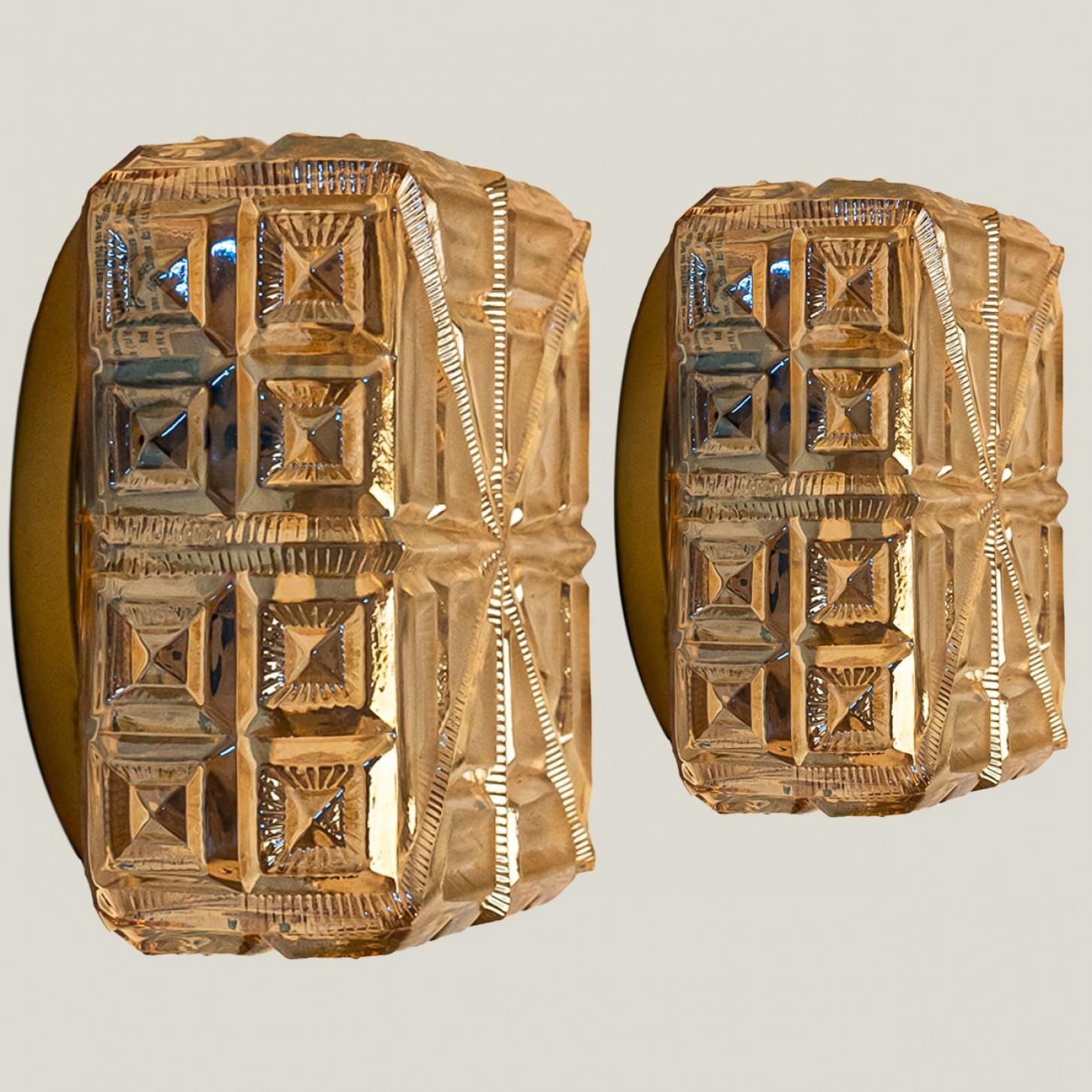 Encastré carré en verre dans le style Helena Tynell, fabriqué en 1960. Le verre structuré crée une belle ambiance. Le verre carré est monté sur une plaque arrière en métal doré.

Nettoyé, bien câblé et prêt à être utilisé.
Le luminaire nécessite une