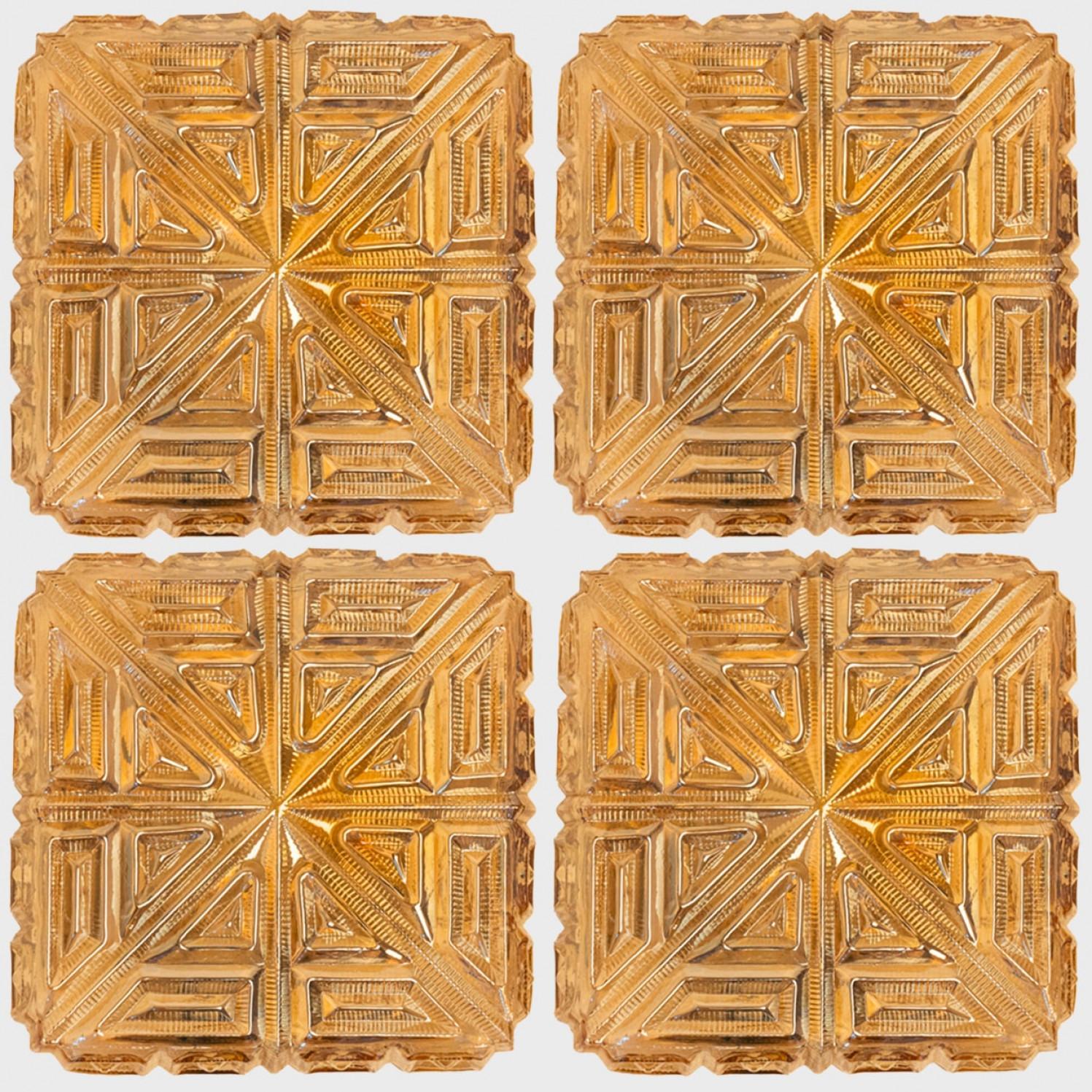 Encastré carré en verre dans le style Helena Tynell, fabriqué en 1960. Le verre structuré crée une belle ambiance. Le verre carré est monté sur une plaque arrière en métal doré.

Nettoyé, bien câblé et prêt à être utilisé.
Le luminaire nécessite une