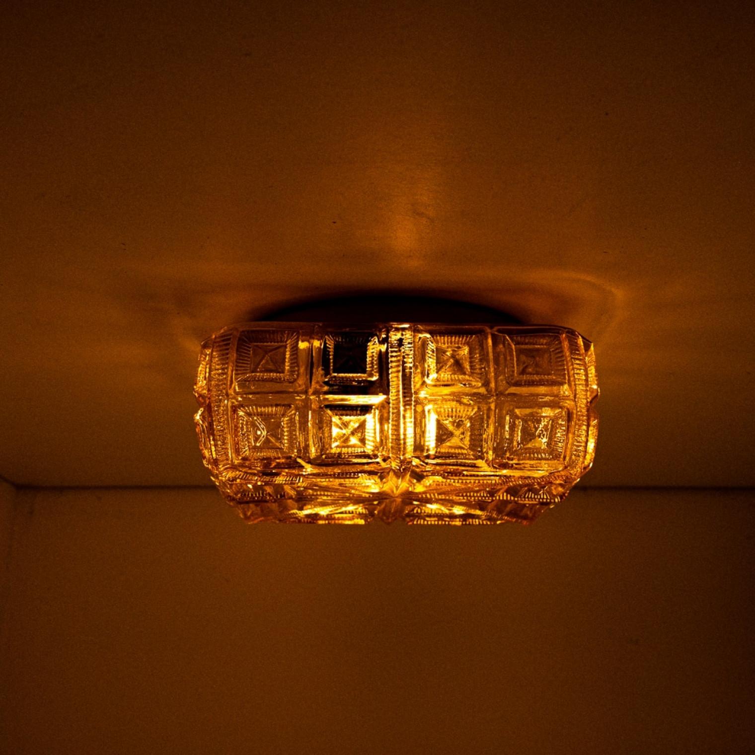 Milieu du XXe siècle Several Square Amber Glass Flush Mounts in the Style of Tynell, 1960 en vente