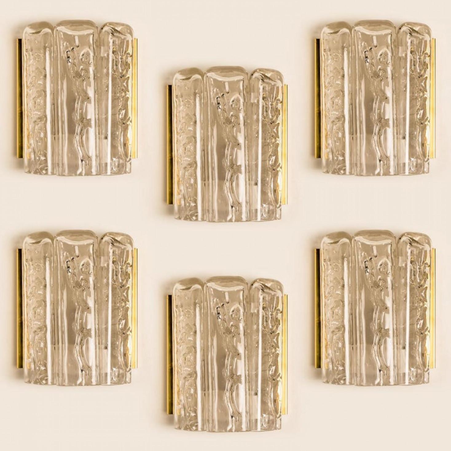 Dieses Set aus geblasenen Wandleuchten stammt aus den 1960er Jahren und wurde von der ikonischen Firma Doria Leuchten in Deutschland entworfen. Sie sind mit einer Rückwand in Weiß und Messing und zwei flachen Rohrprismen aus geschmolzenem Glas