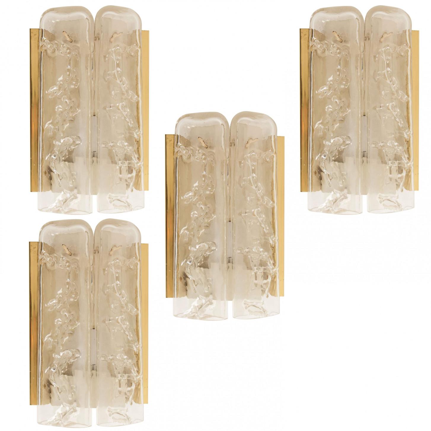 Dieses Set aus geblasenen Wandleuchten stammt aus den 1960er Jahren und wurde von der ikonischen Firma Doria Leuchten in Deutschland entworfen. Sie sind mit einer Rückwand in Weiß und Messing und zwei flachen Rohrprismen aus geschmolzenem Glas