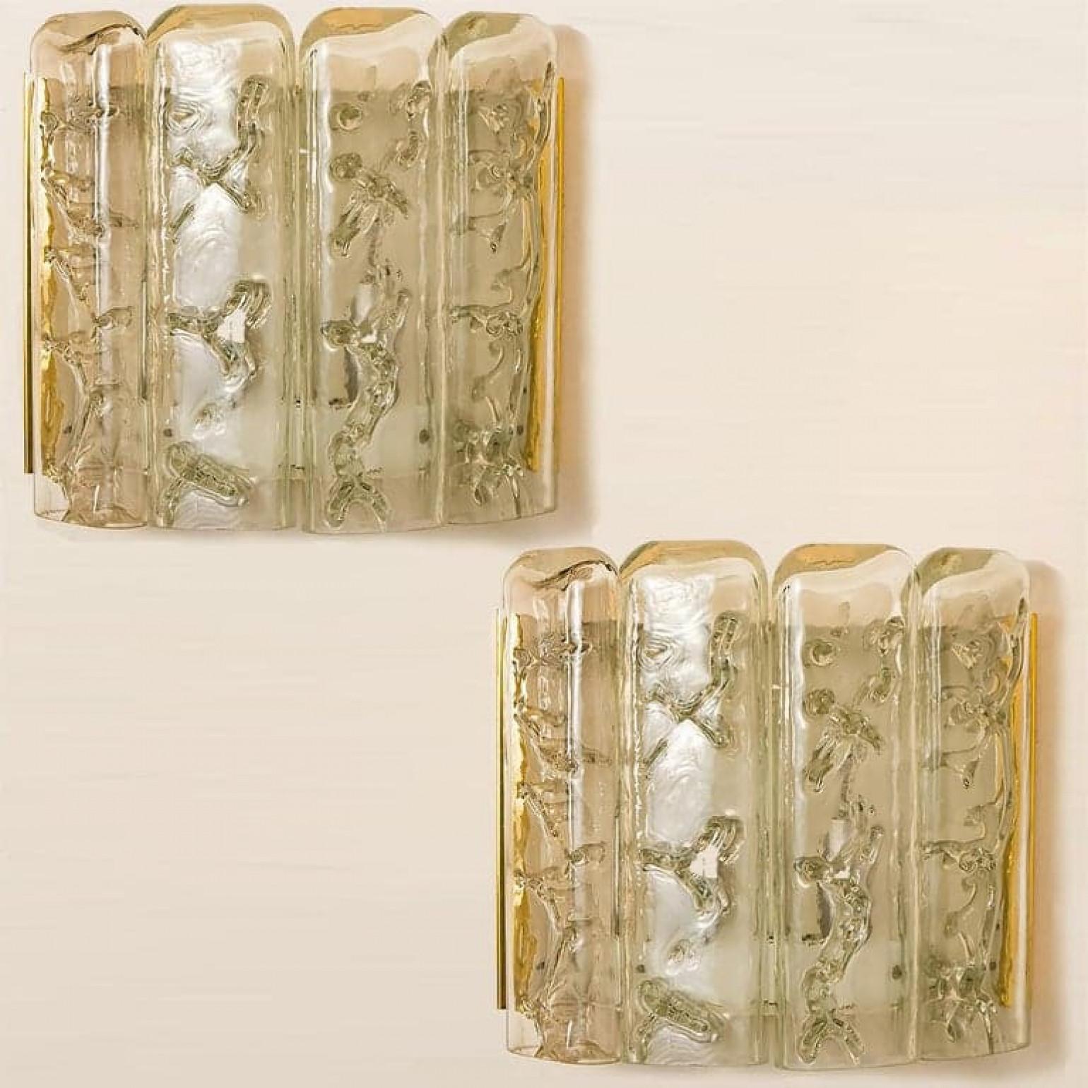 Allemand Plusieurs appliques murales structurées en verre soufflé et laiton de Doria, 1960 en vente