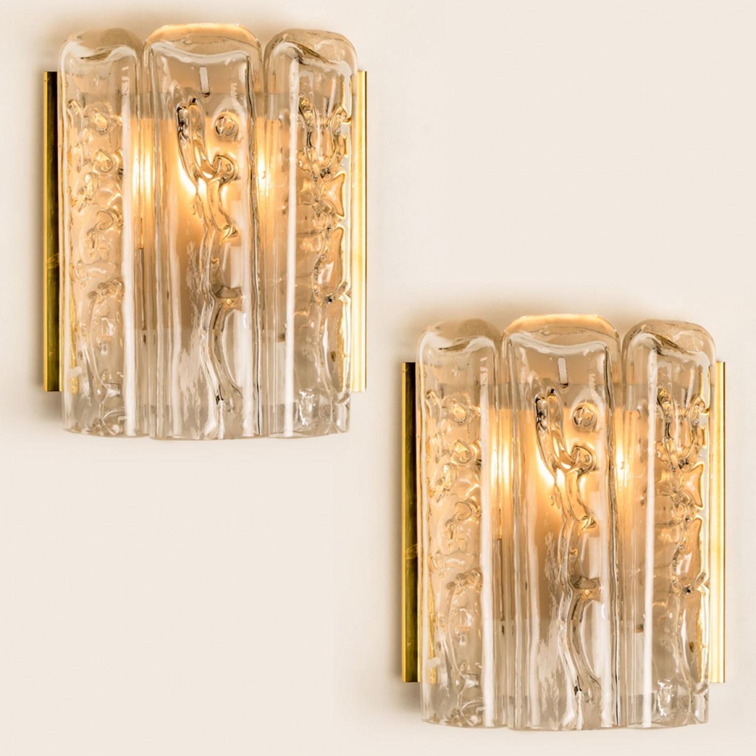 20ième siècle Plusieurs appliques murales structurées en verre soufflé et laiton de Doria, 1960 en vente