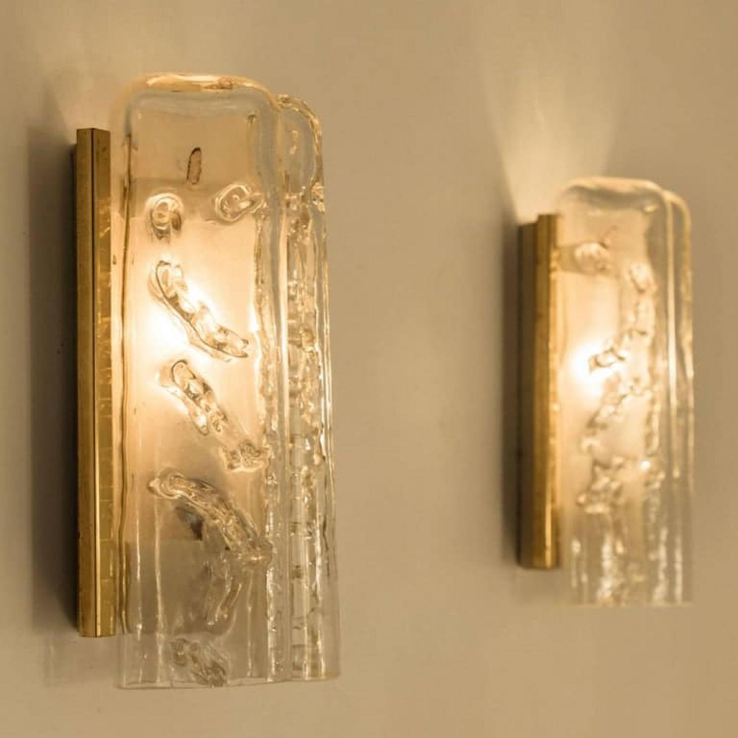 Plusieurs appliques murales structurées en verre soufflé et laiton de Doria, 1960 en vente 1