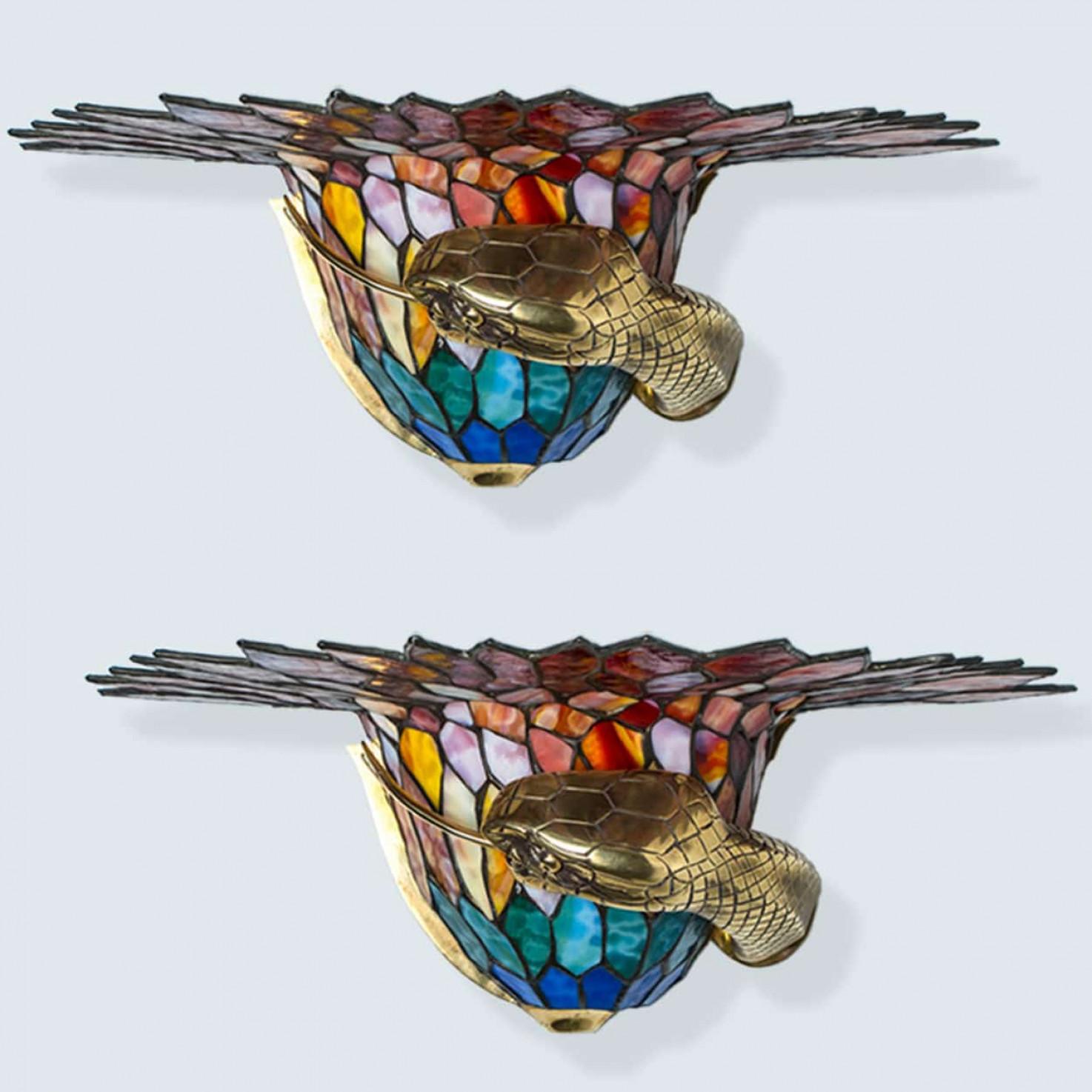 Splendida applique colorata nello stile di Edgar Brandt, 1920. Realizzato in vetro colorato e ottone, presenta un motivo a serpente avvolto intorno a un paralume in vetro colorato.

Si prega di notare che il prezzo si riferisce a un solo pezzo. Sono