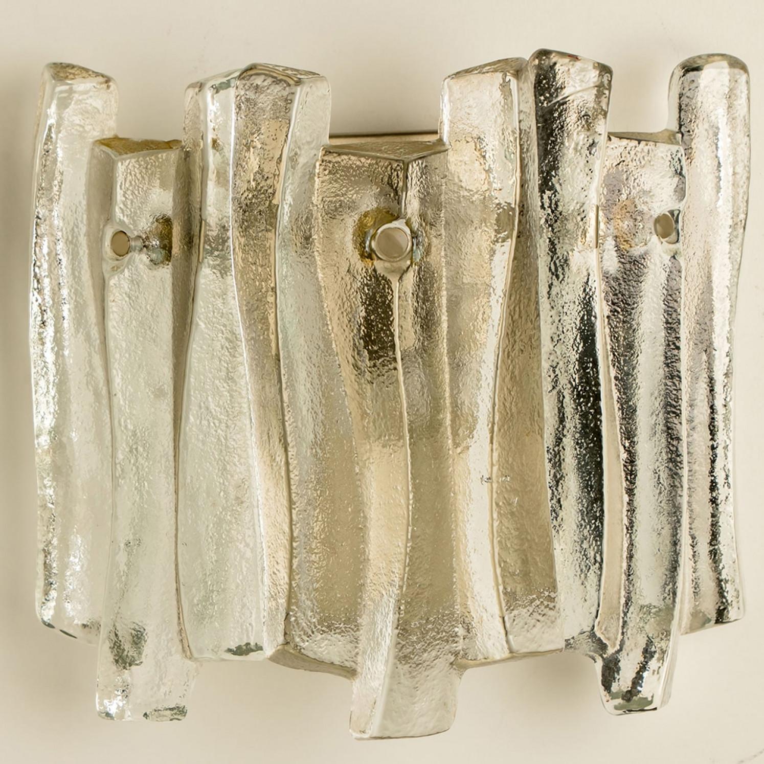 Preciosos y elegantes apliques modernos al estilo de Kalmar en la década de 1970. Un diseño precioso. Nueve gruesas vigas de cristal texturizado en forma de onda orgánica. El cristal transparente tiene un aspecto helado y artesanal, creando un
