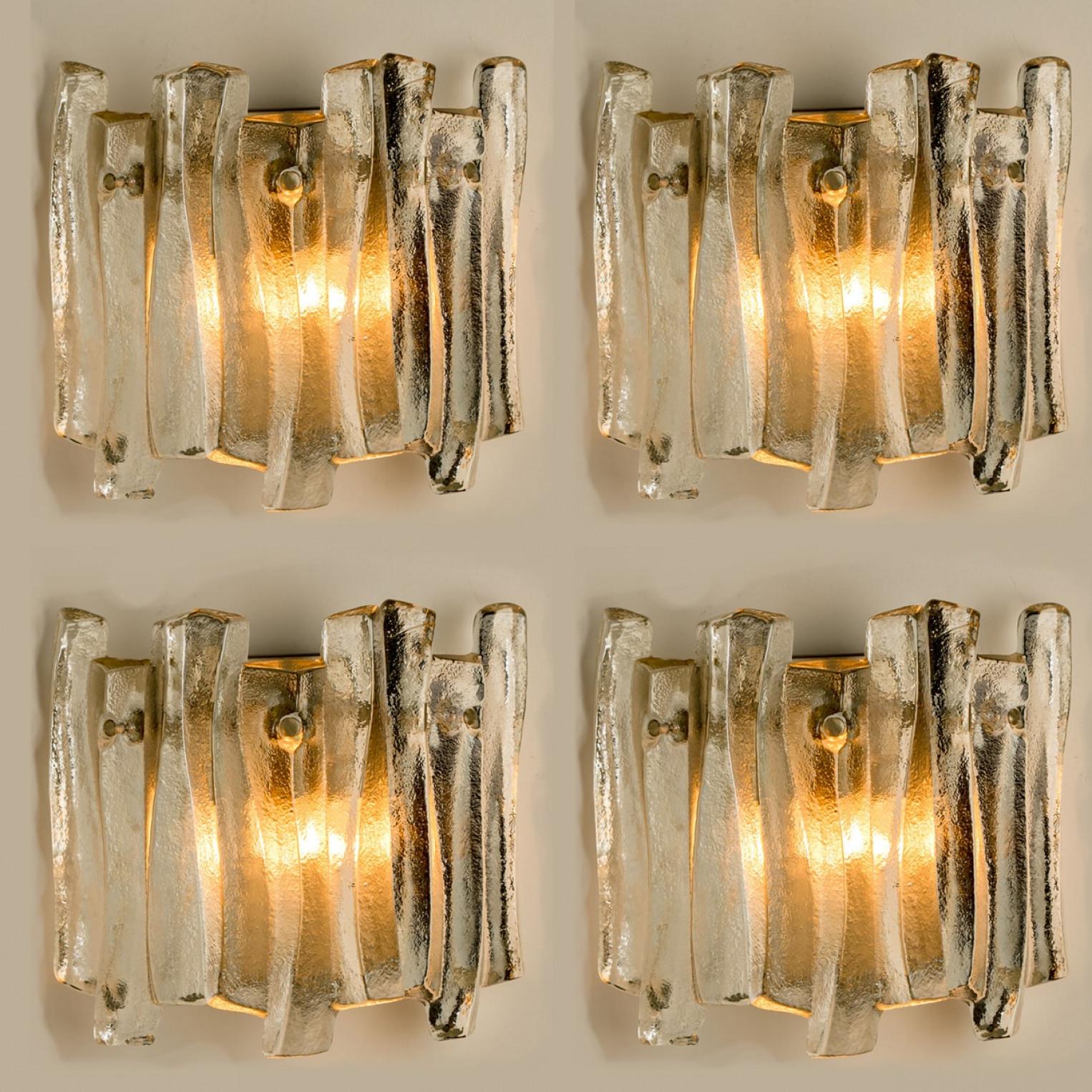 Autre Plusieurs appliques en verre glacé texturé et en chrome Kalmar Lighting, 1970 en vente