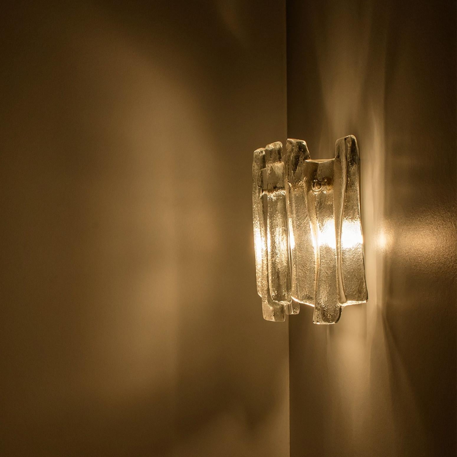 Plusieurs appliques en verre glacé texturé et en chrome Kalmar Lighting, 1970 Bon état - En vente à Rijssen, NL