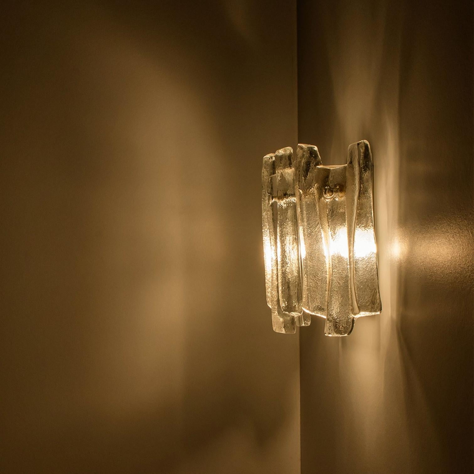 Varios apliques de cristal helado texturado y cromo Kalmar, 1970 en Bueno estado para la venta en Rijssen, NL