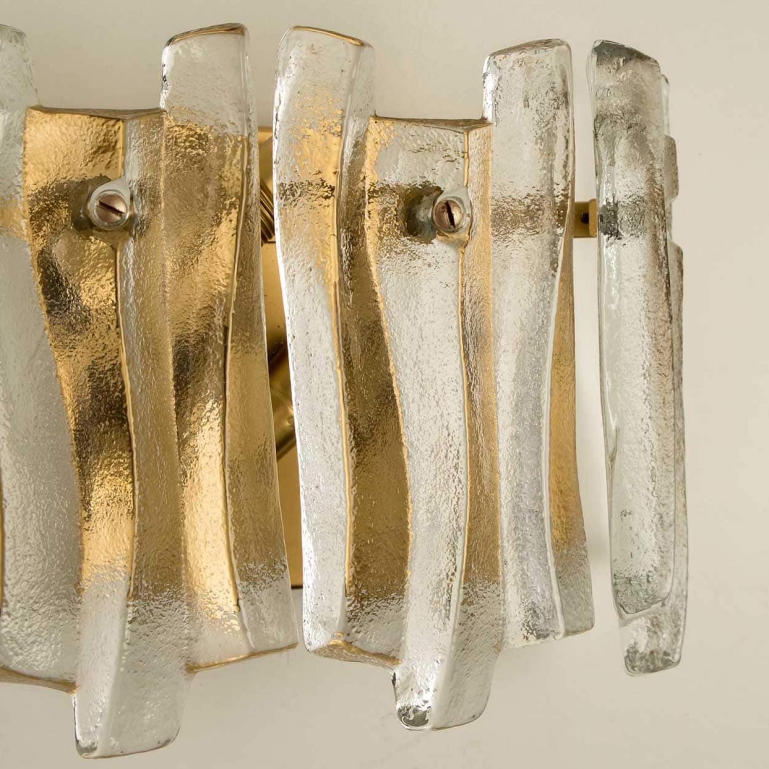 Plusieurs appliques en laiton en verre glacé texturé de Kalmar Lighting, 1970 en vente 2