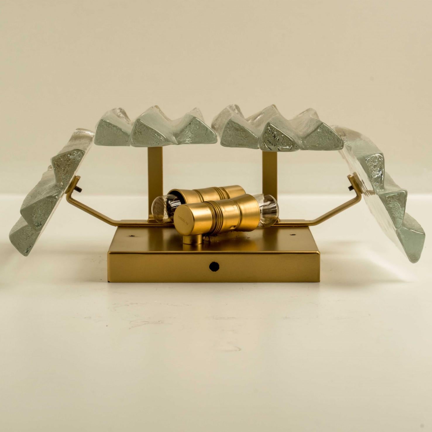 Varios apliques de latón con cristal de hielo texturado de Kalmar, 1970 en venta 3