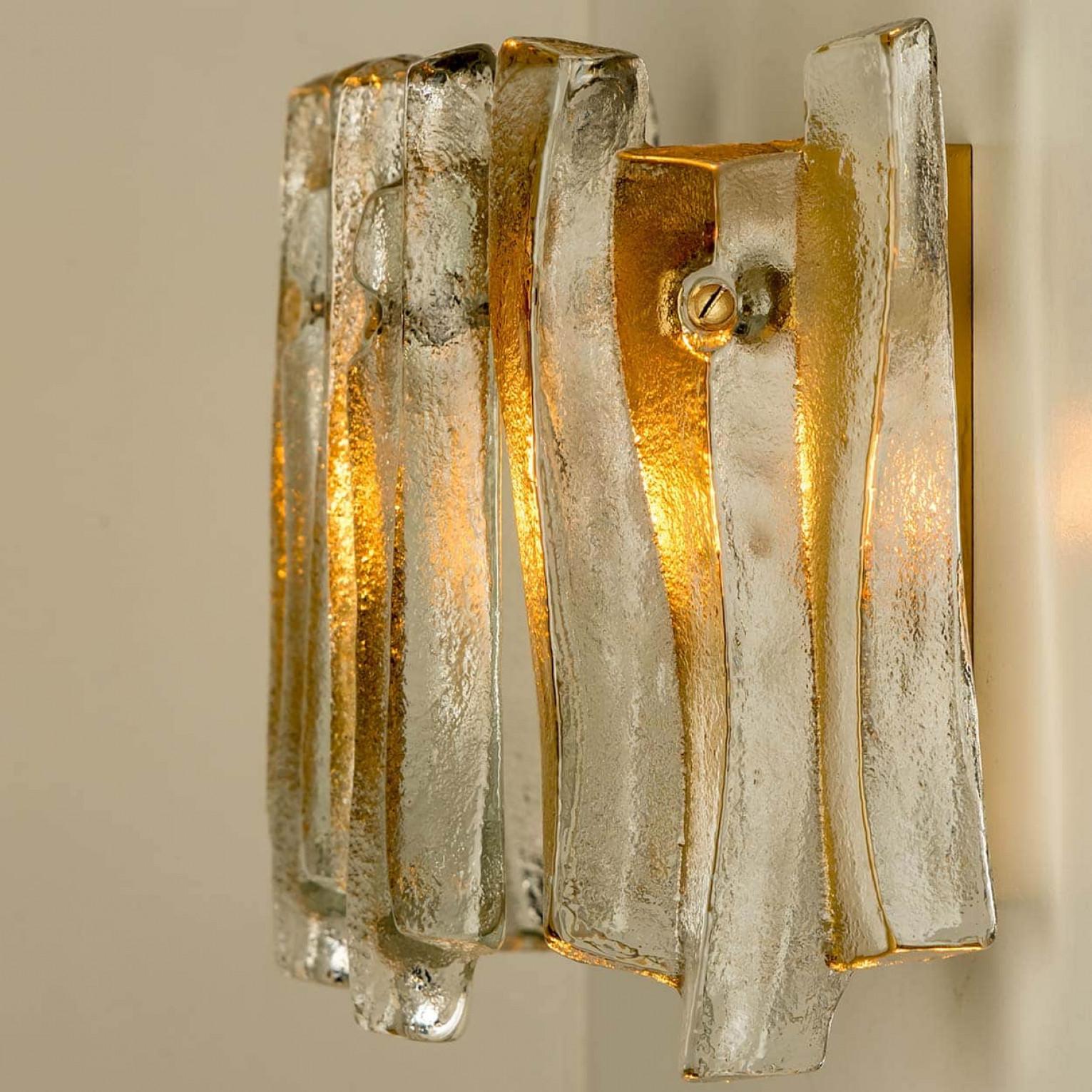 Plusieurs appliques en laiton en verre glacé texturé de Kalmar Lighting, 1970 en vente 5