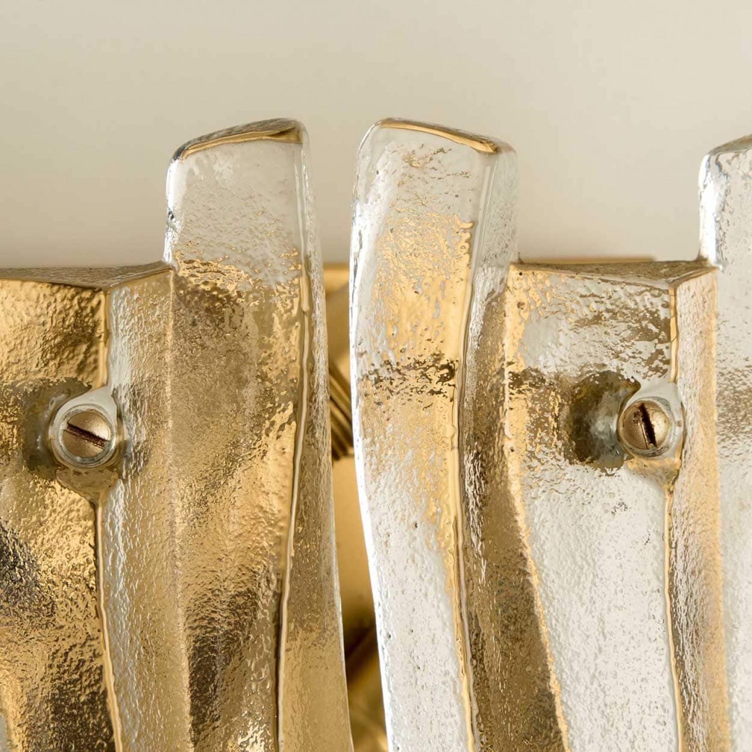 Varios apliques de latón con cristal de hielo texturado de Kalmar, 1970 Moderno de mediados de siglo en venta