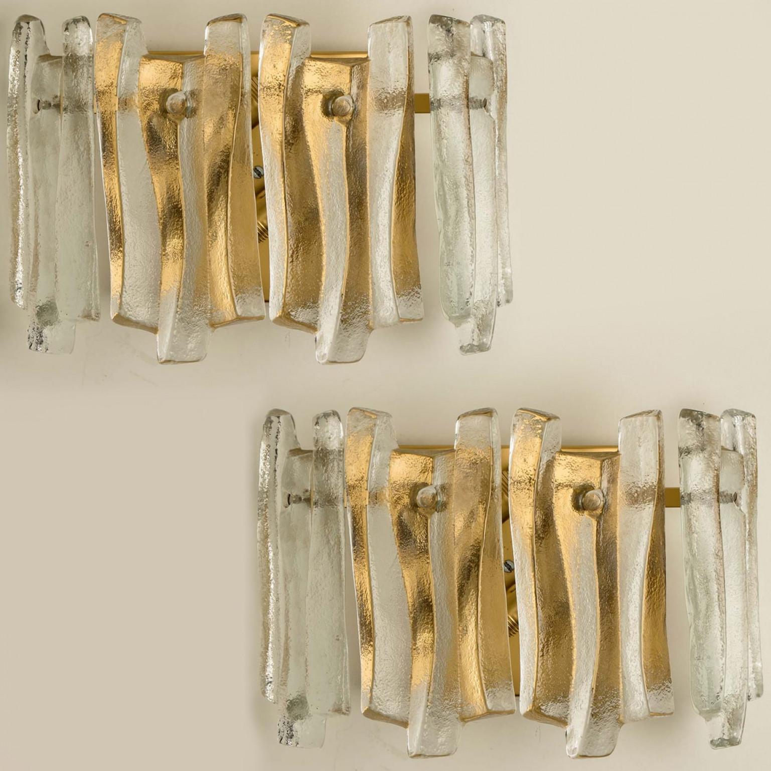 Varios apliques de latón con cristal de hielo texturado de Kalmar, 1970 Otro en venta