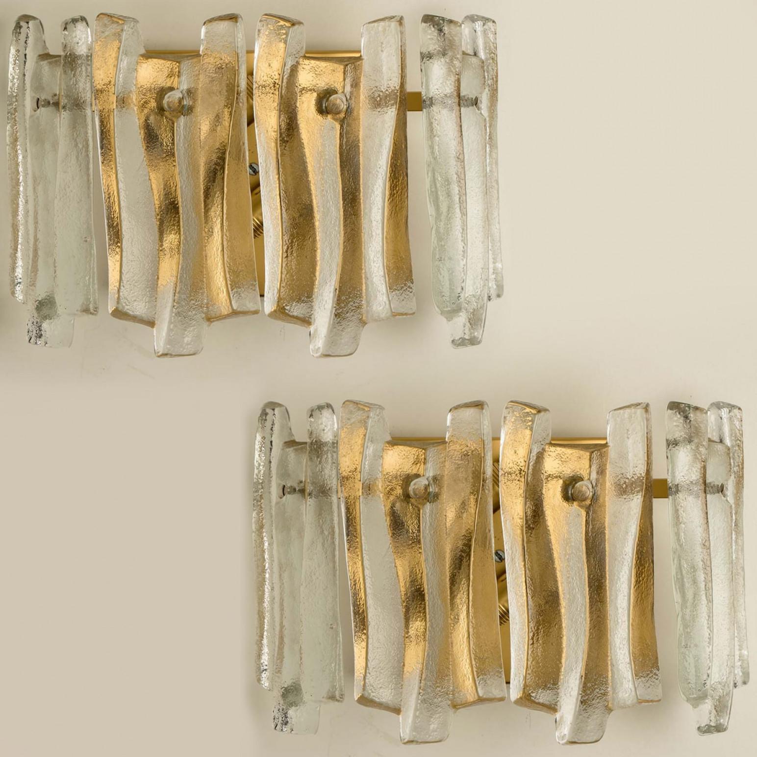 Autre Plusieurs appliques en laiton en verre glacé texturé de Kalmar Lighting, 1970 en vente