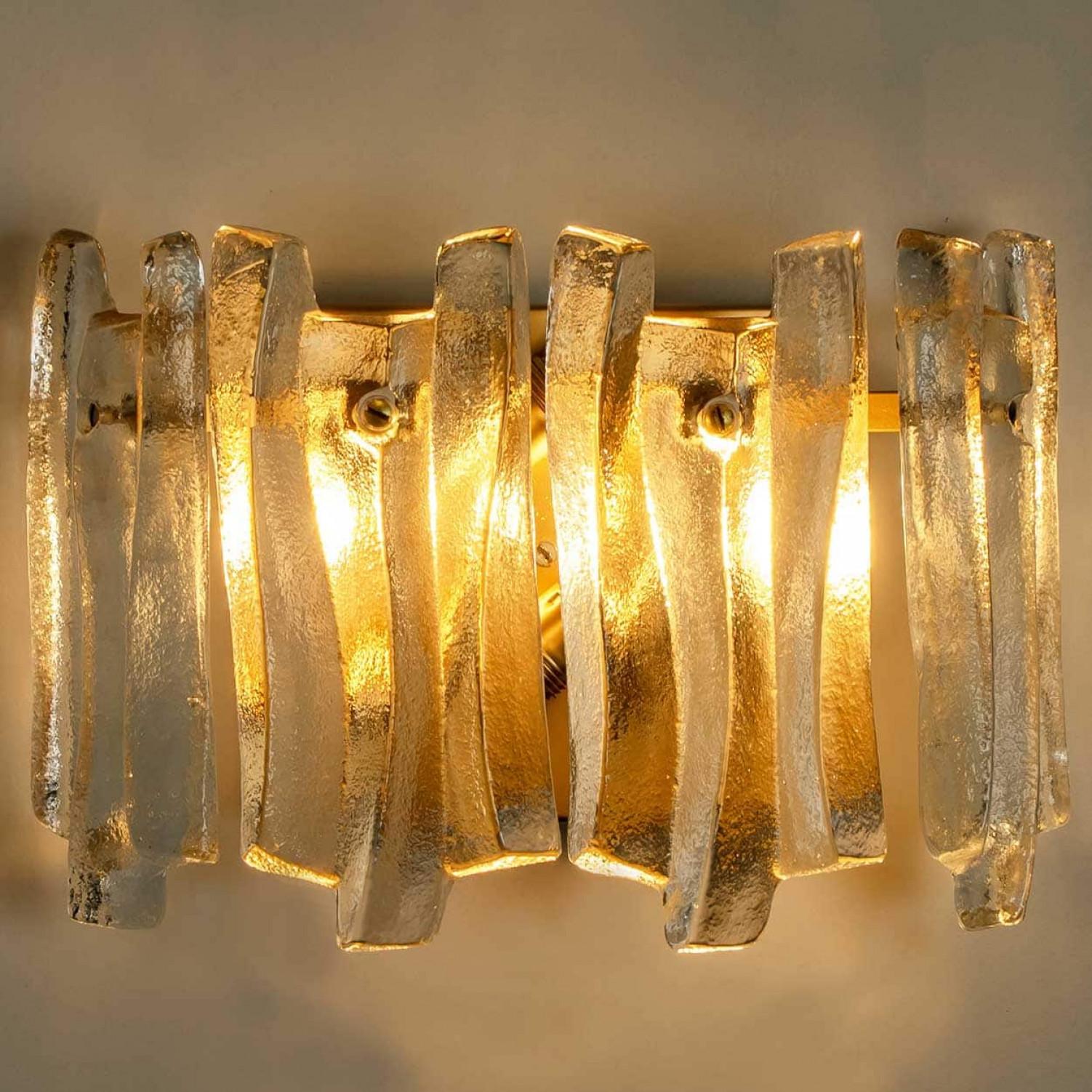 20ième siècle Plusieurs appliques en laiton en verre glacé texturé de Kalmar Lighting, 1970 en vente