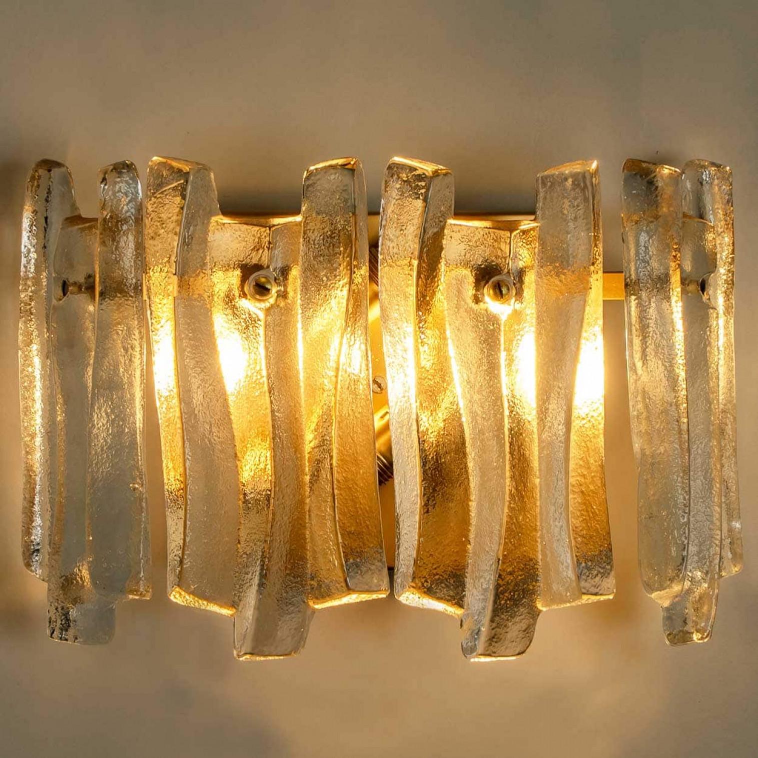 Varios apliques de latón con cristal de hielo texturado de Kalmar, 1970 siglo XX en venta